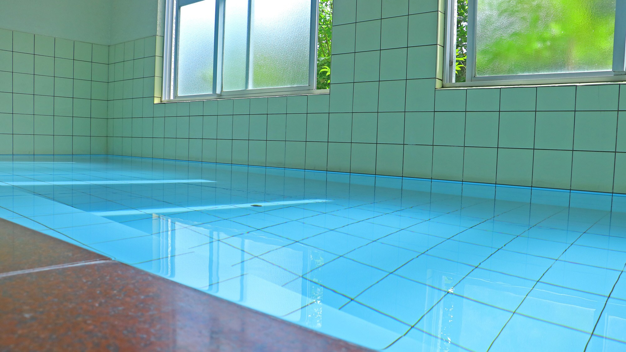 Large bath - Perfect for families and groups. Can be reserved for private use.