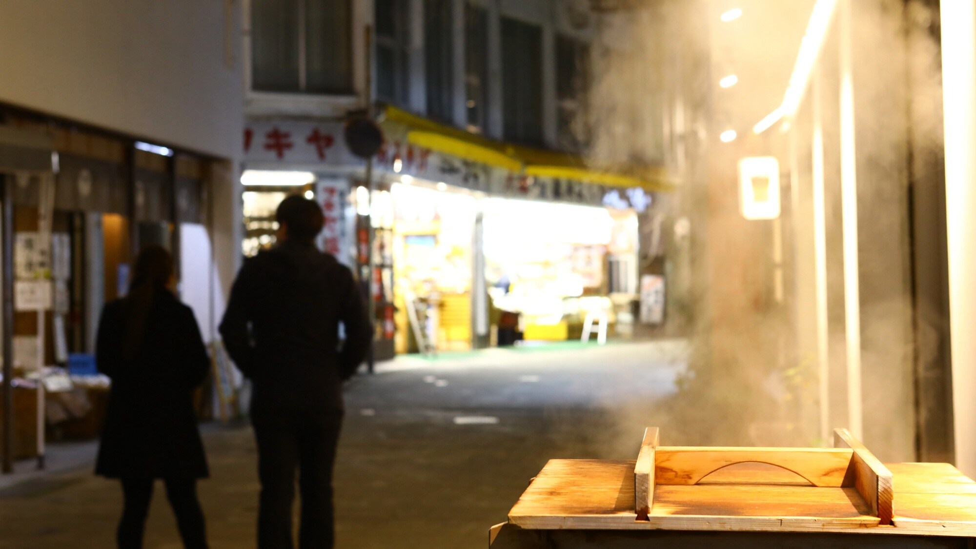 Take a walk on Oyu-dori. It is a hot spring town that you can enjoy at night.