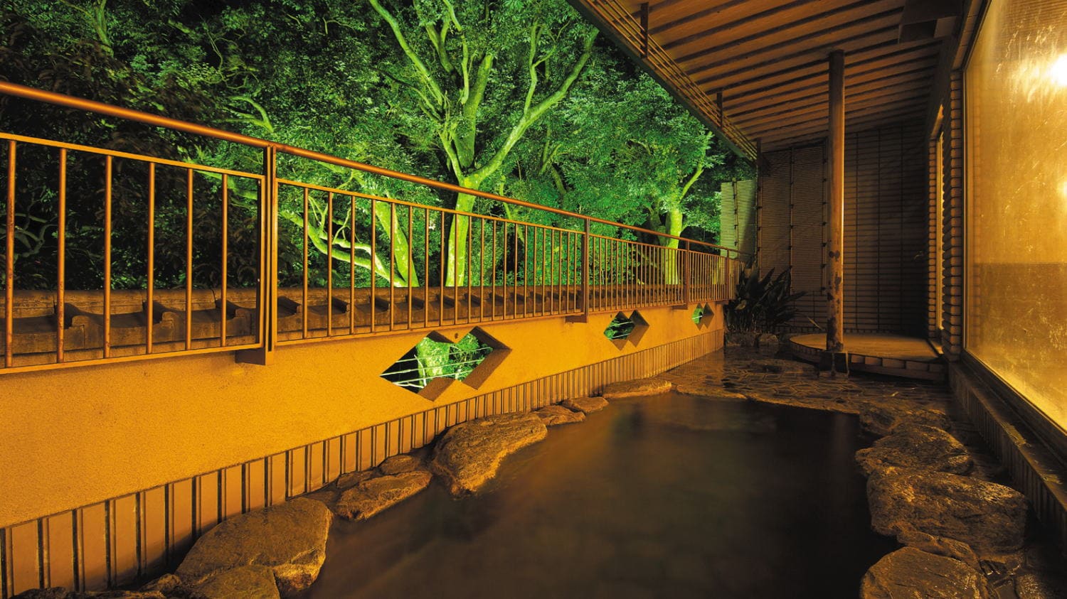 The night view where the trees are illuminated is fantastic and warms the heart. "Rock open-air bath"