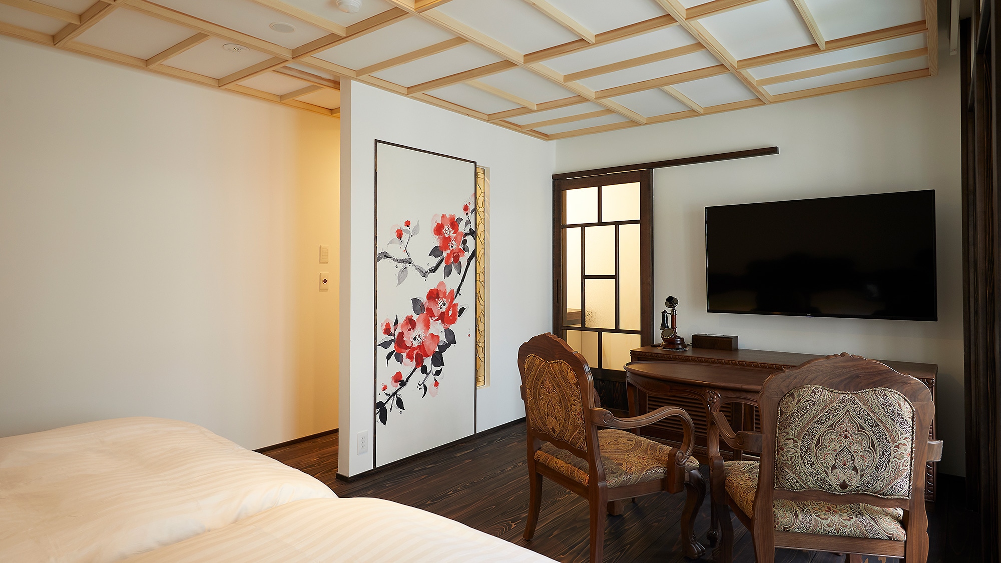 Kamar tamu modern era Taisho di lereng gunung