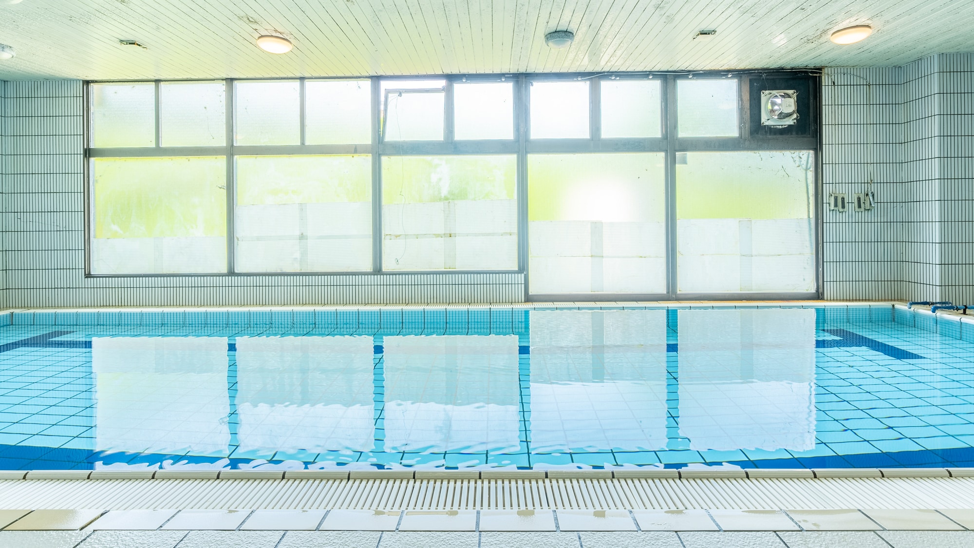 Large public bath and swimming pool (women's)