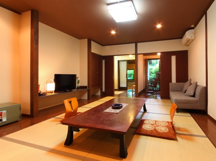 A barrier-free Japanese-style room with a relaxing atmosphere.