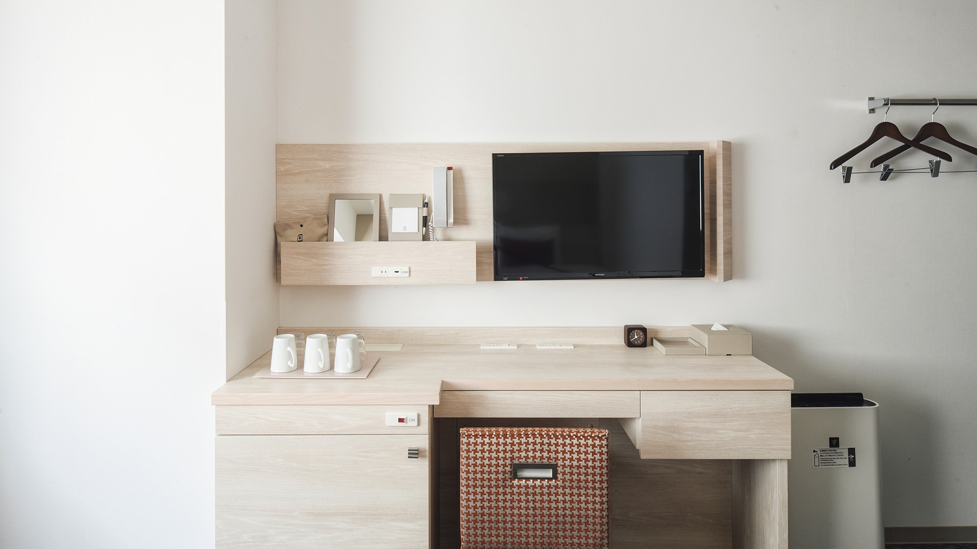 [Studio Twin] Equipped with a desk that is ideal for telework.
