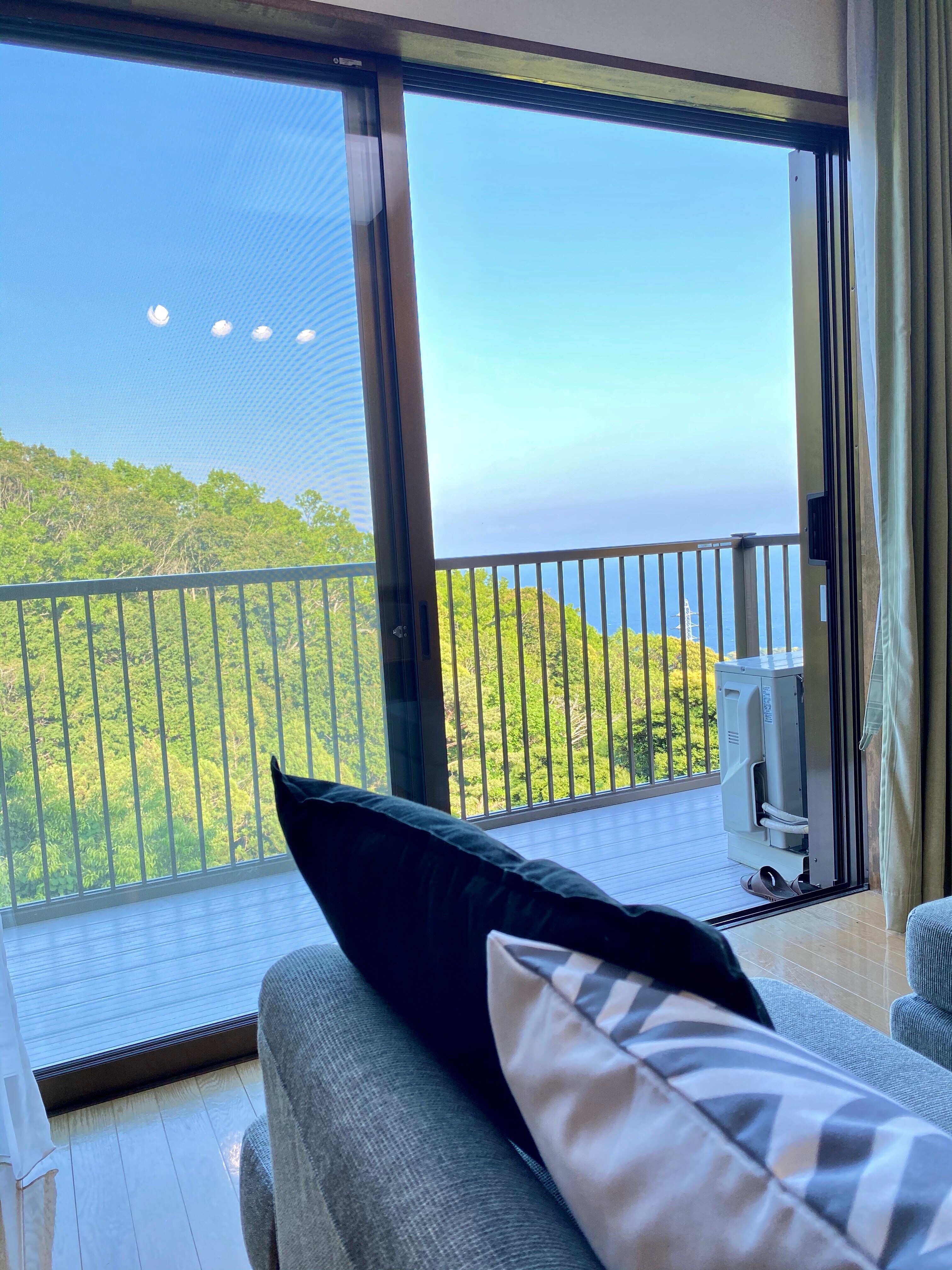 Keluarlah ke balkon dan Anda akan melihat pemandangan Teluk Sagami secara menyeluruh.
