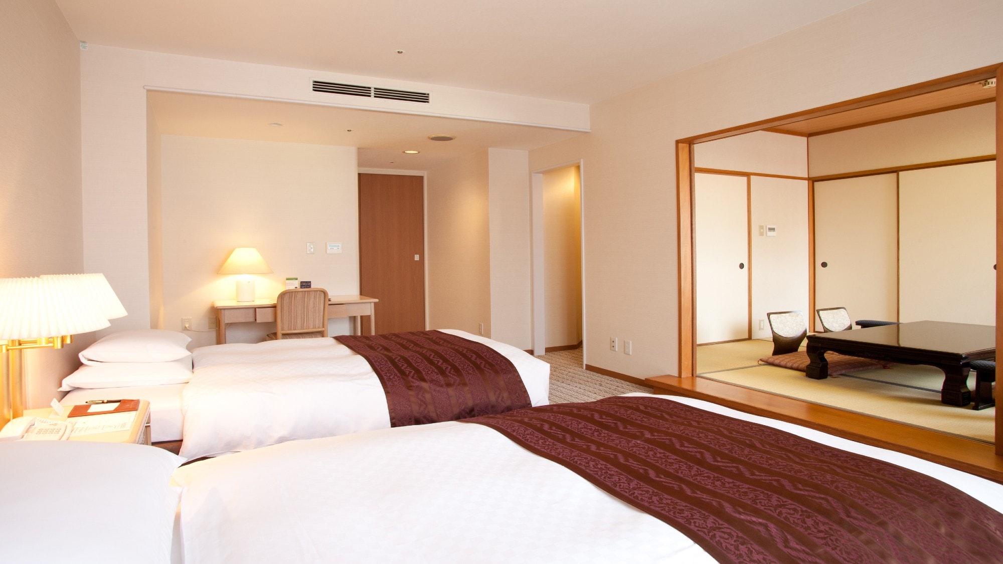 Japanese and Western room (56 square meters / bed width: 120 cm)