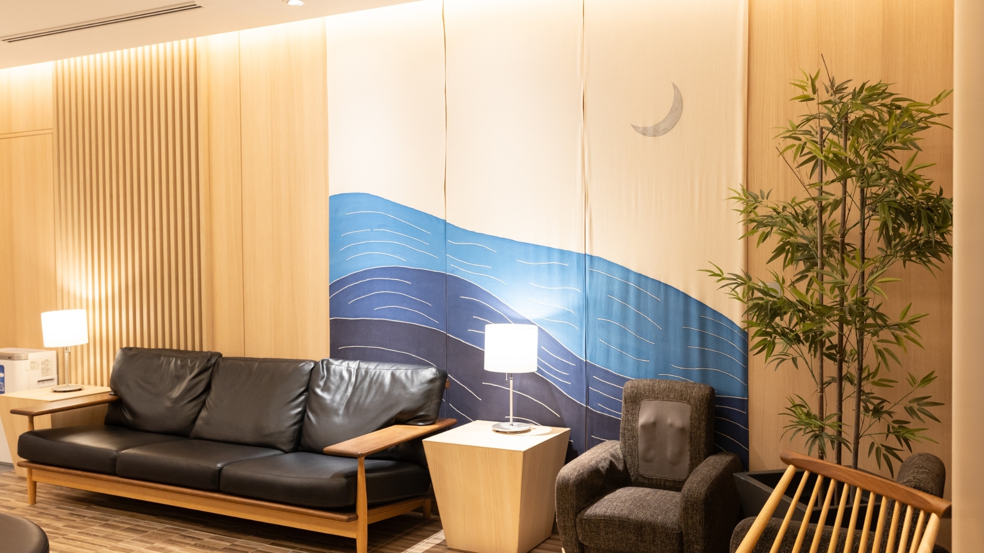 There are sofas and free massage machines in the lobby.