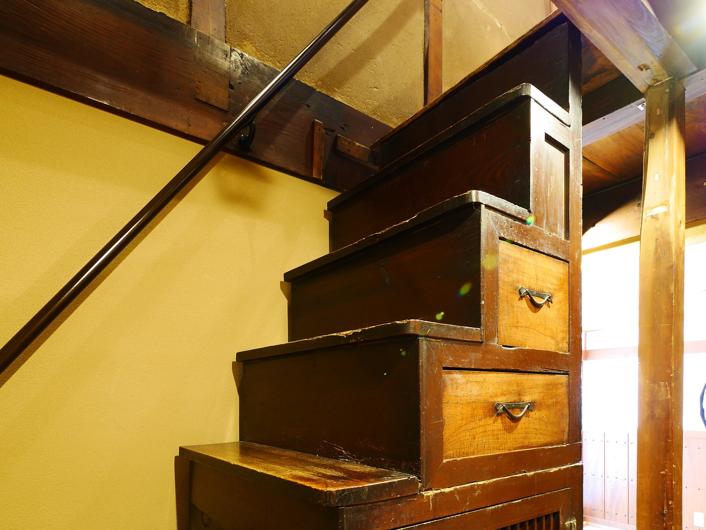 [VMG Comfort 102] Climb the box staircase that gives a glimpse of life at the time to the bedroom on the second floor