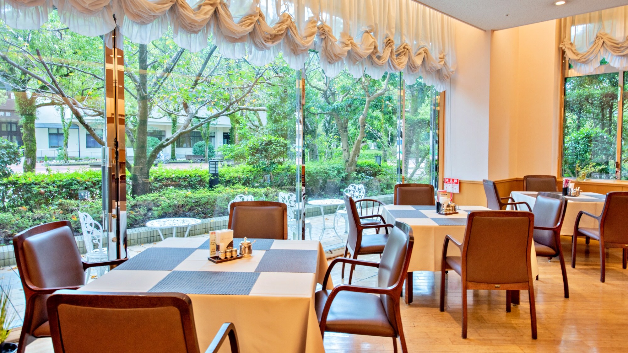 [Restaurant Himuka] We prepare your meals in a "forest-like" space surrounded by greenery.