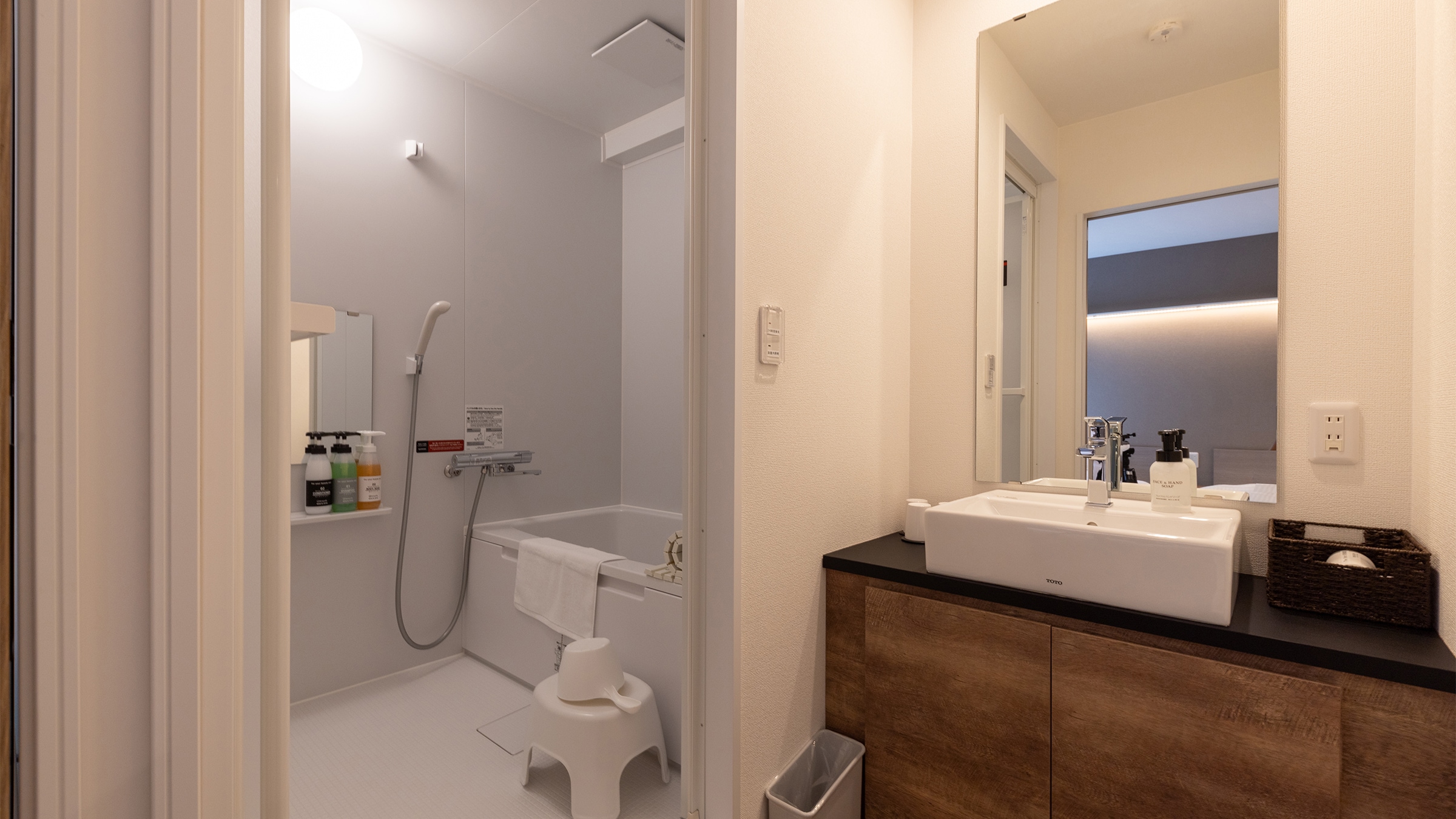 Deluxe Twin Room_Separate sink/bathroom