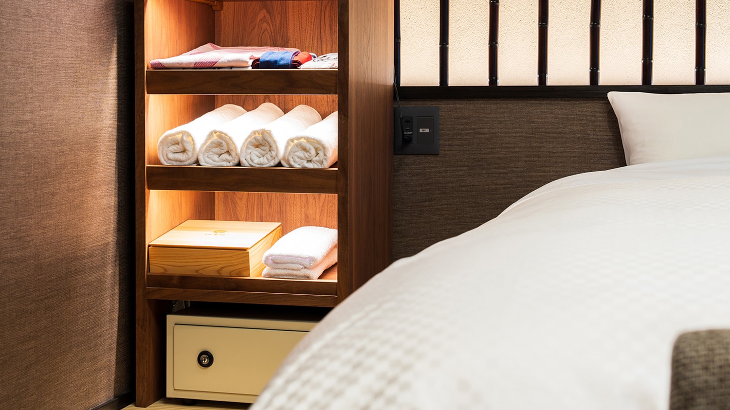 Room 205: Guest room with open-air observation bath