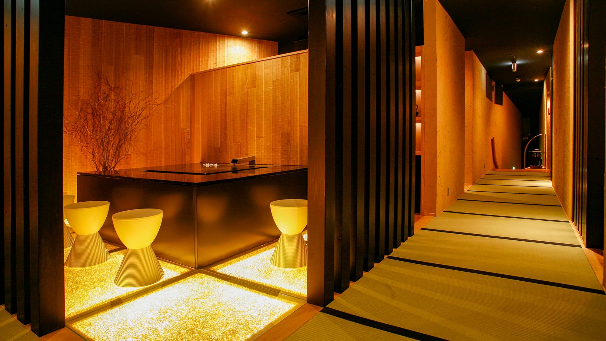 ・Lobby with warm atmosphere and subdued lighting