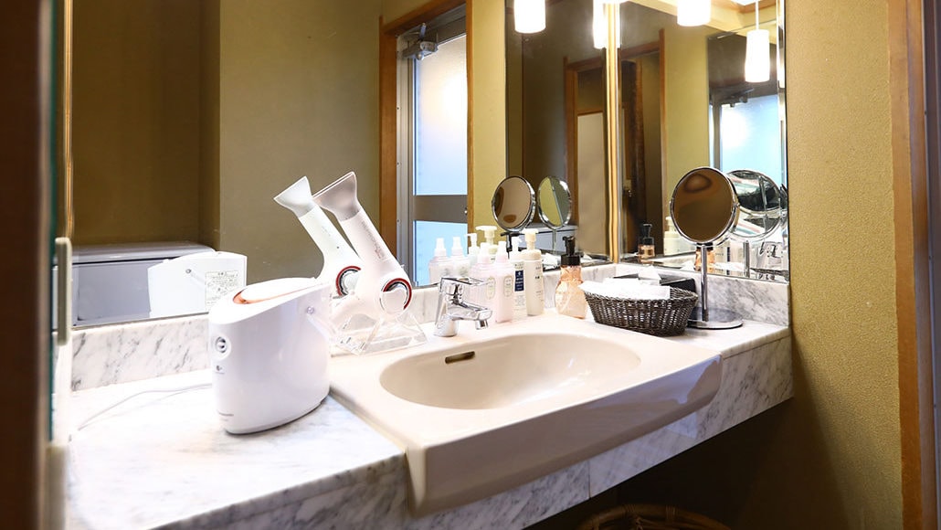 Chúng tôi cung cấp máy sấy tóc phục hồi của LOUVREDO, nhẹ nhàng với tóc phụ nữ.