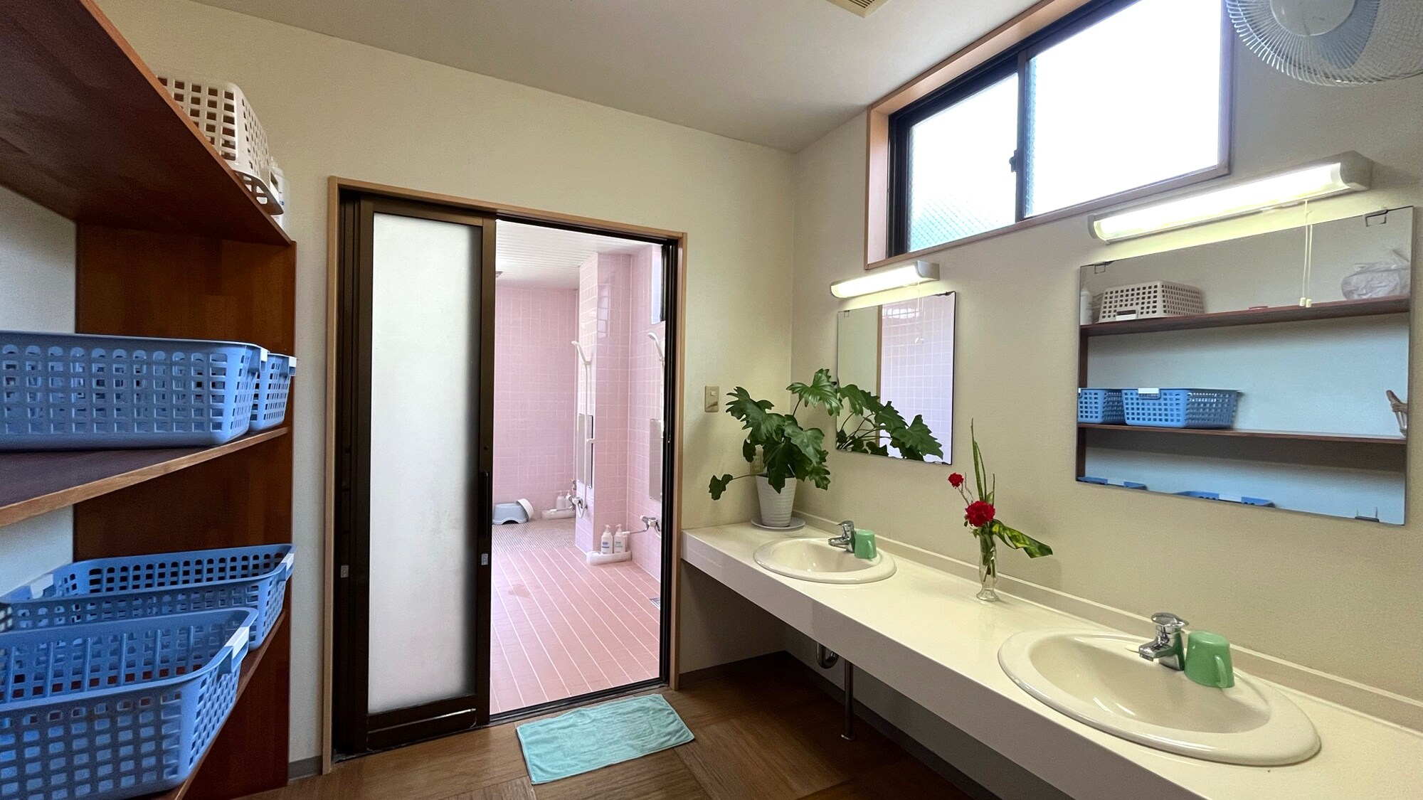 [Dressing room] Please take turns when using the changing room.