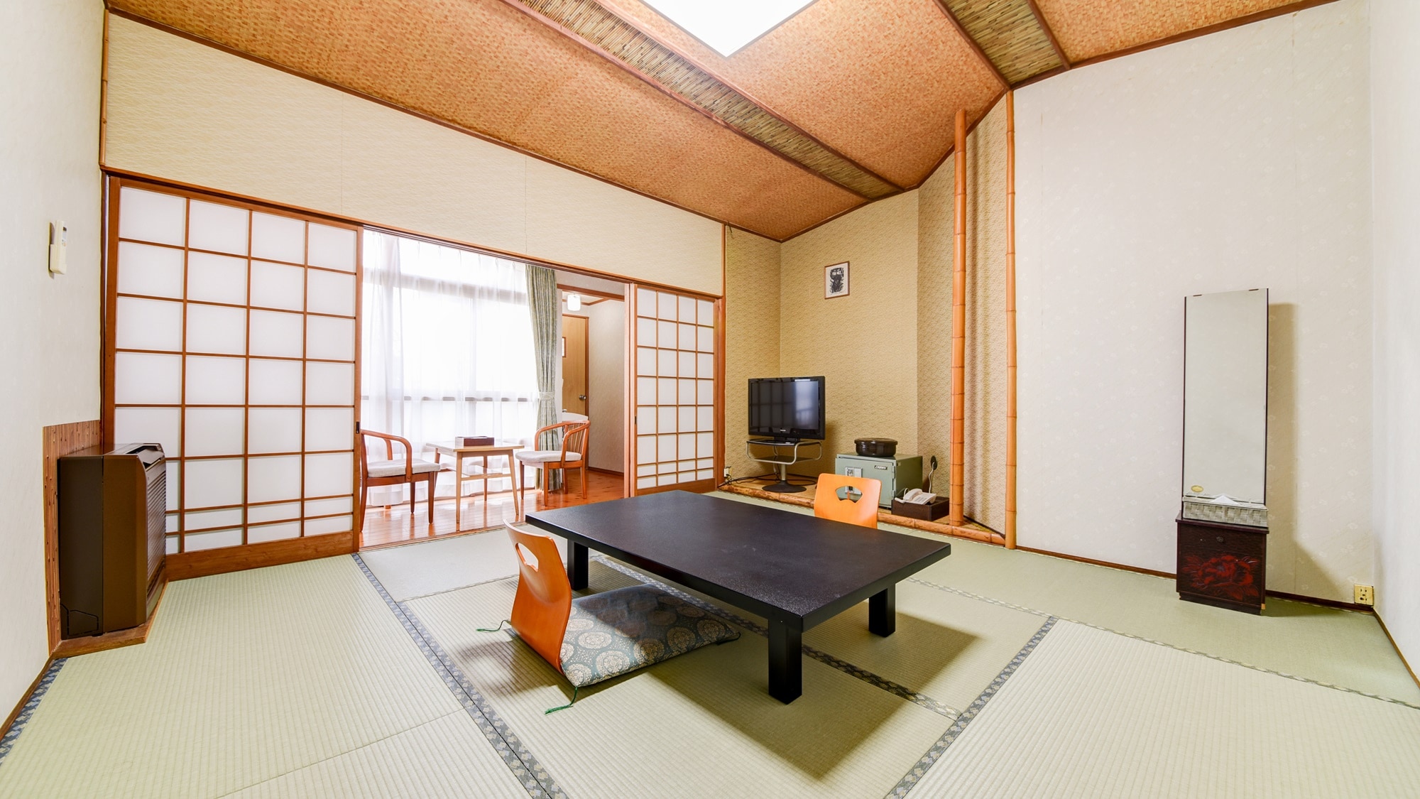 *[An example of an 8 tatami Japanese-style room] Stretch your legs and relax.