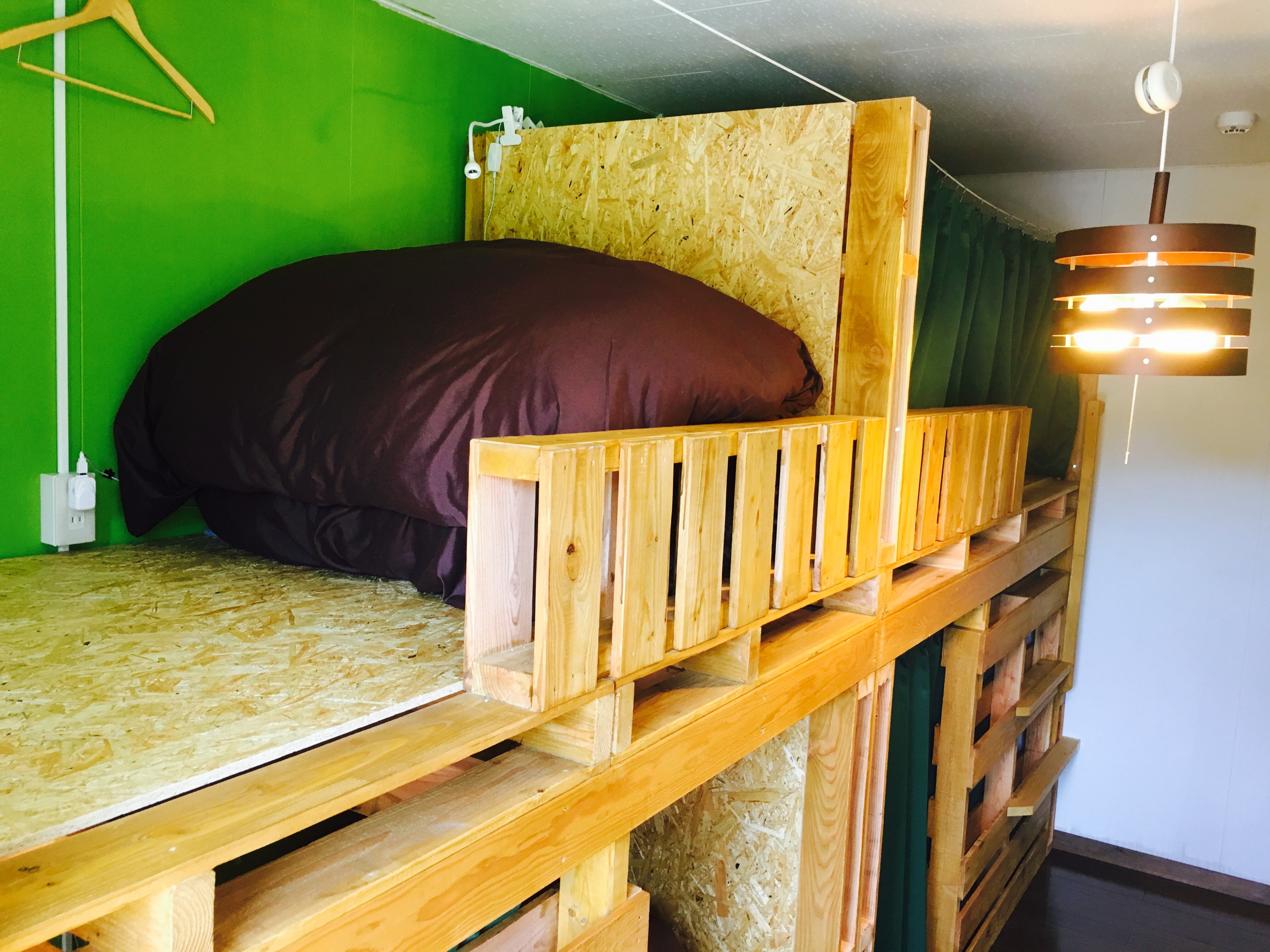 閣樓床讓人聯想到山間小屋，散發出芬芳的木材香味