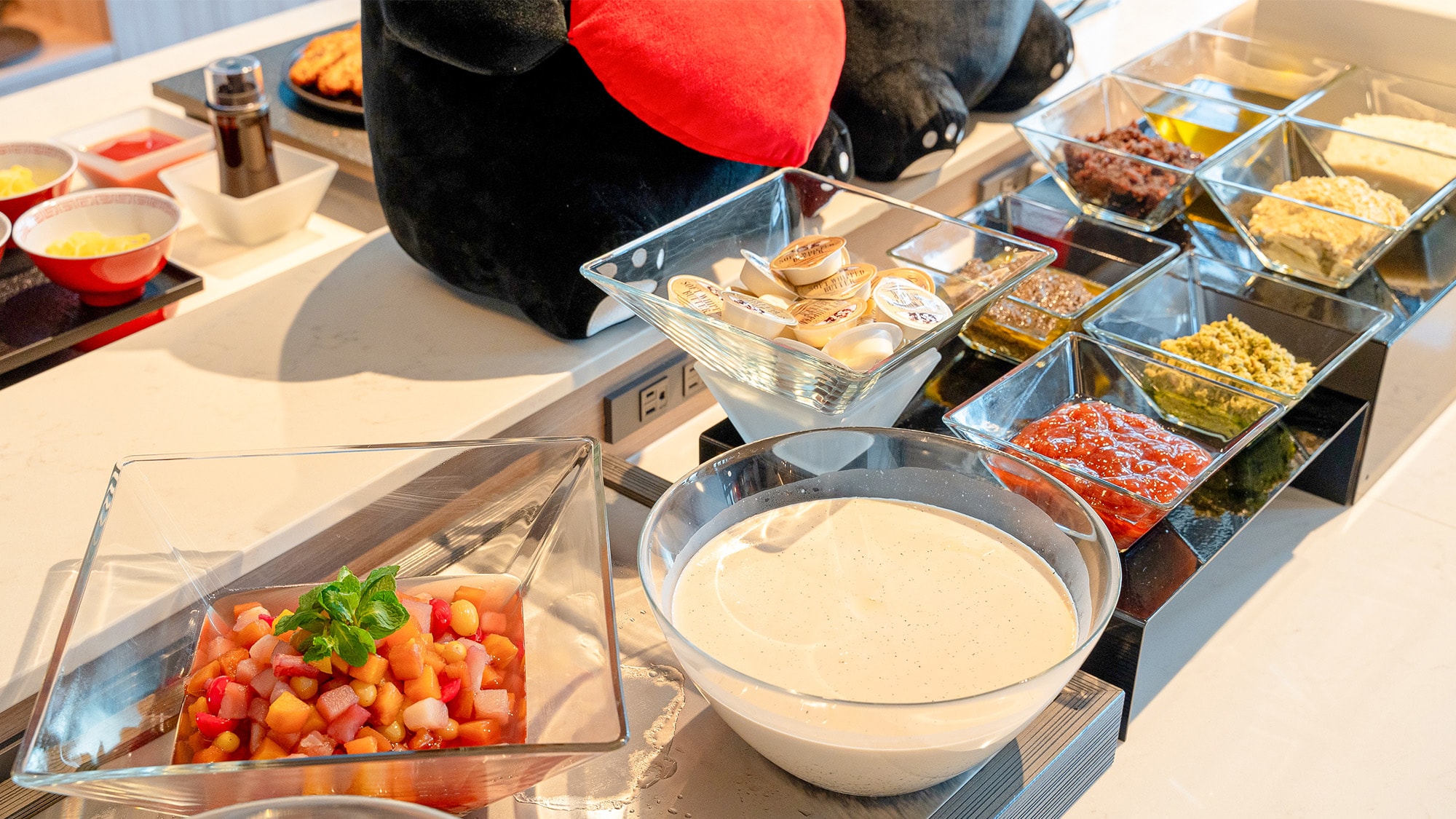 【甜品】使用大量当地水果制作的自制奶冻和水果碗。