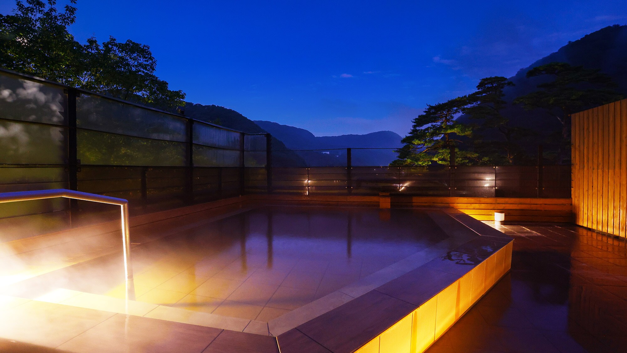 Open-air observation bath
