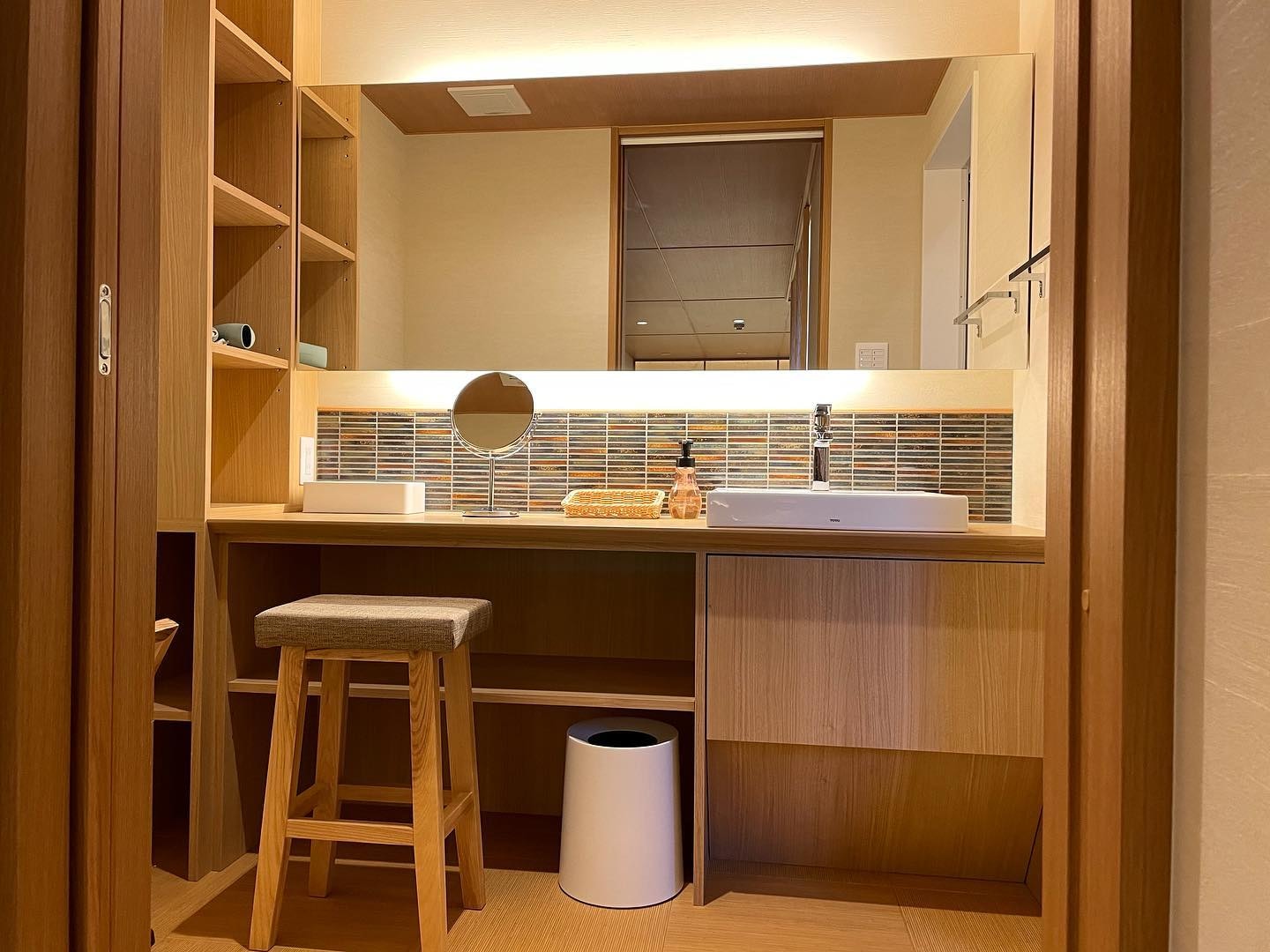 Semi-suite with open-air bath
