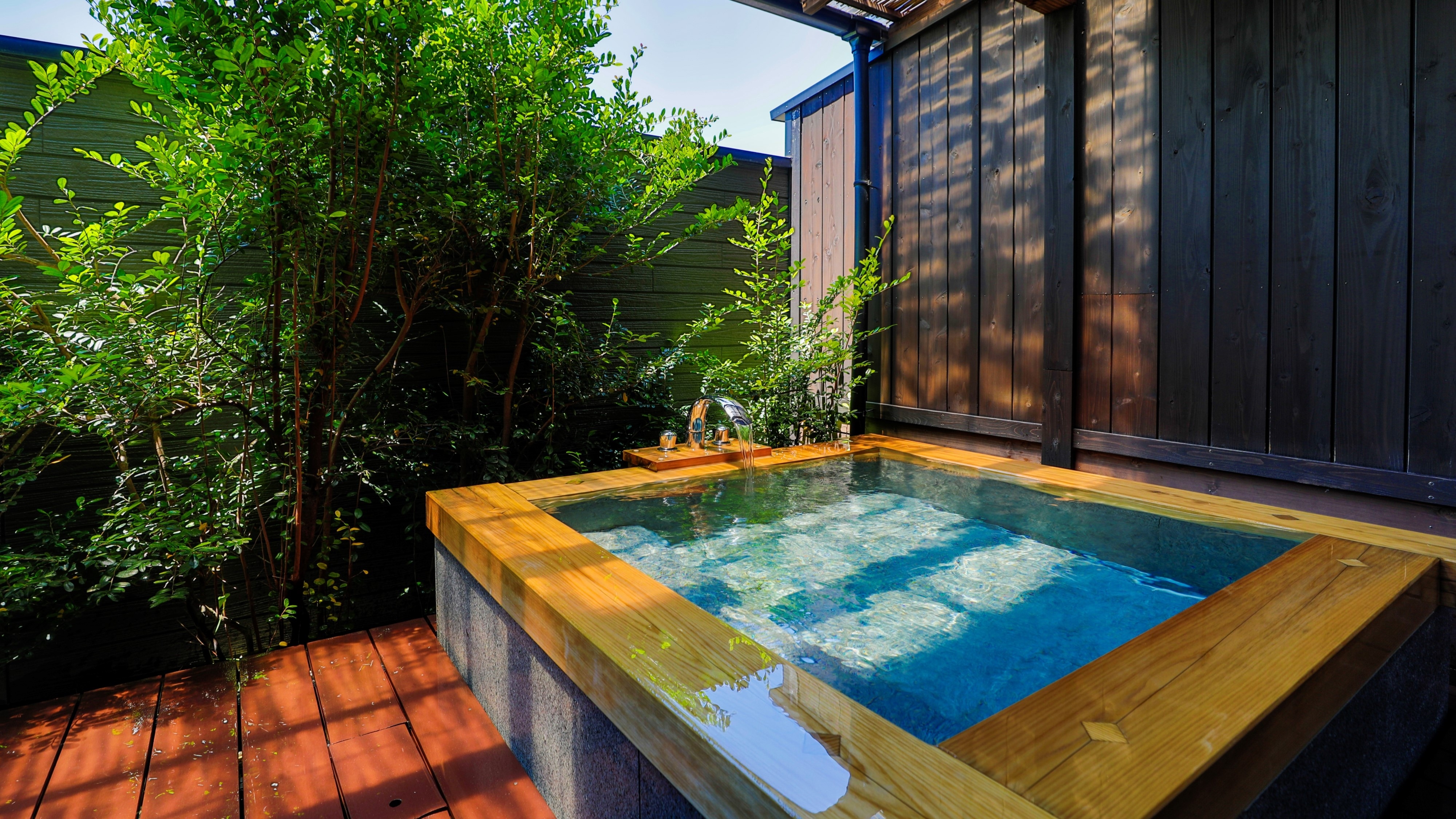 Guest room open-air bath
