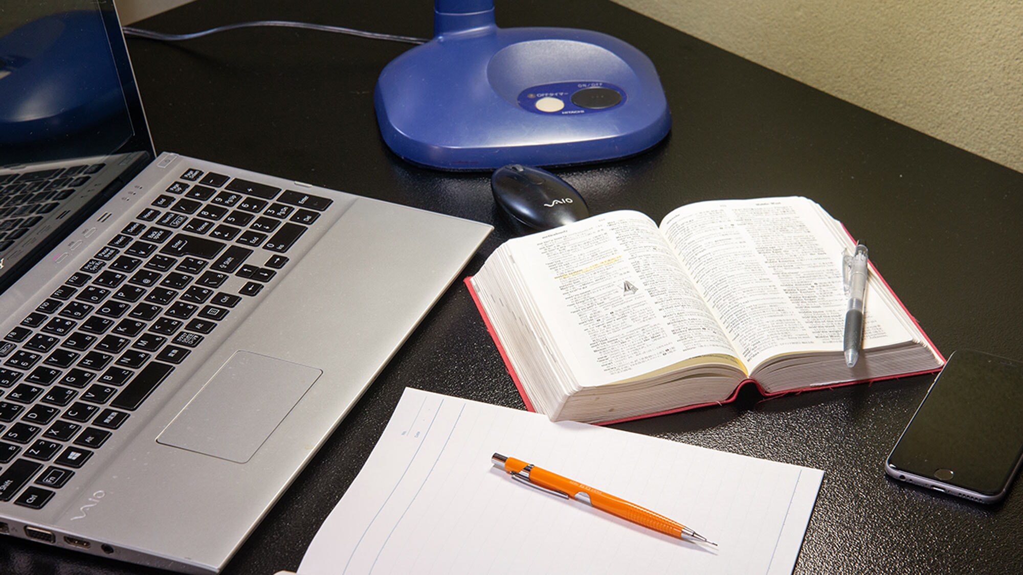 *An example of a 7.5 tatami Japanese-style room/Studying in the room. There is also a desk lamp on the desk.