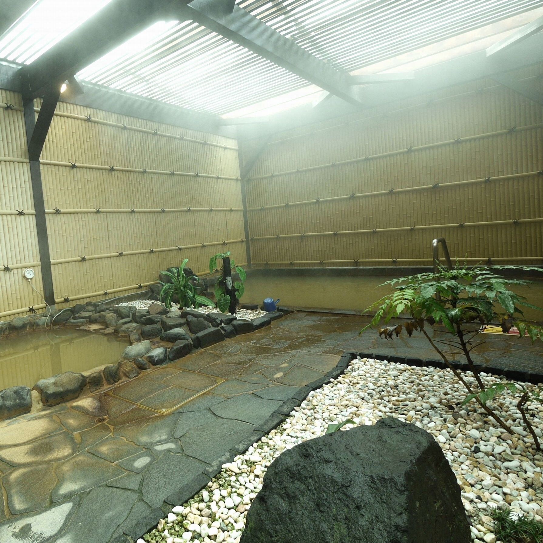 天然溫泉水大型露天浴池