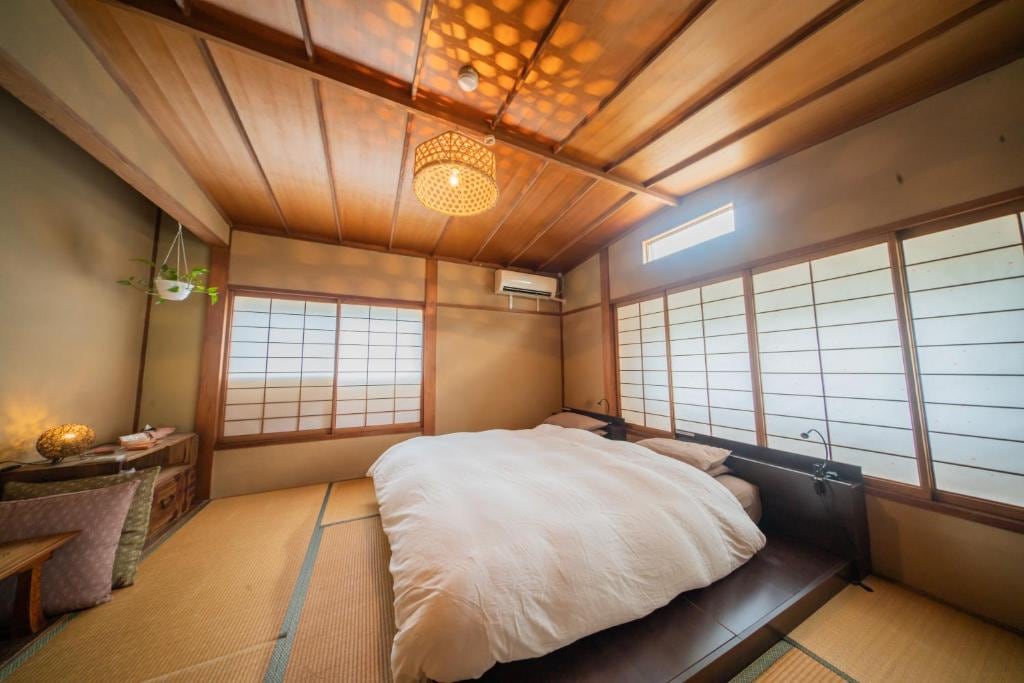 Twin room or large double (shared bathroom) Large double specification