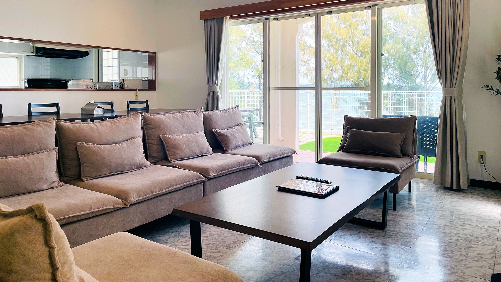 ・[Dining] A facing kitchen makes it easy to serve and clean up, and is seamlessly connected to the living room