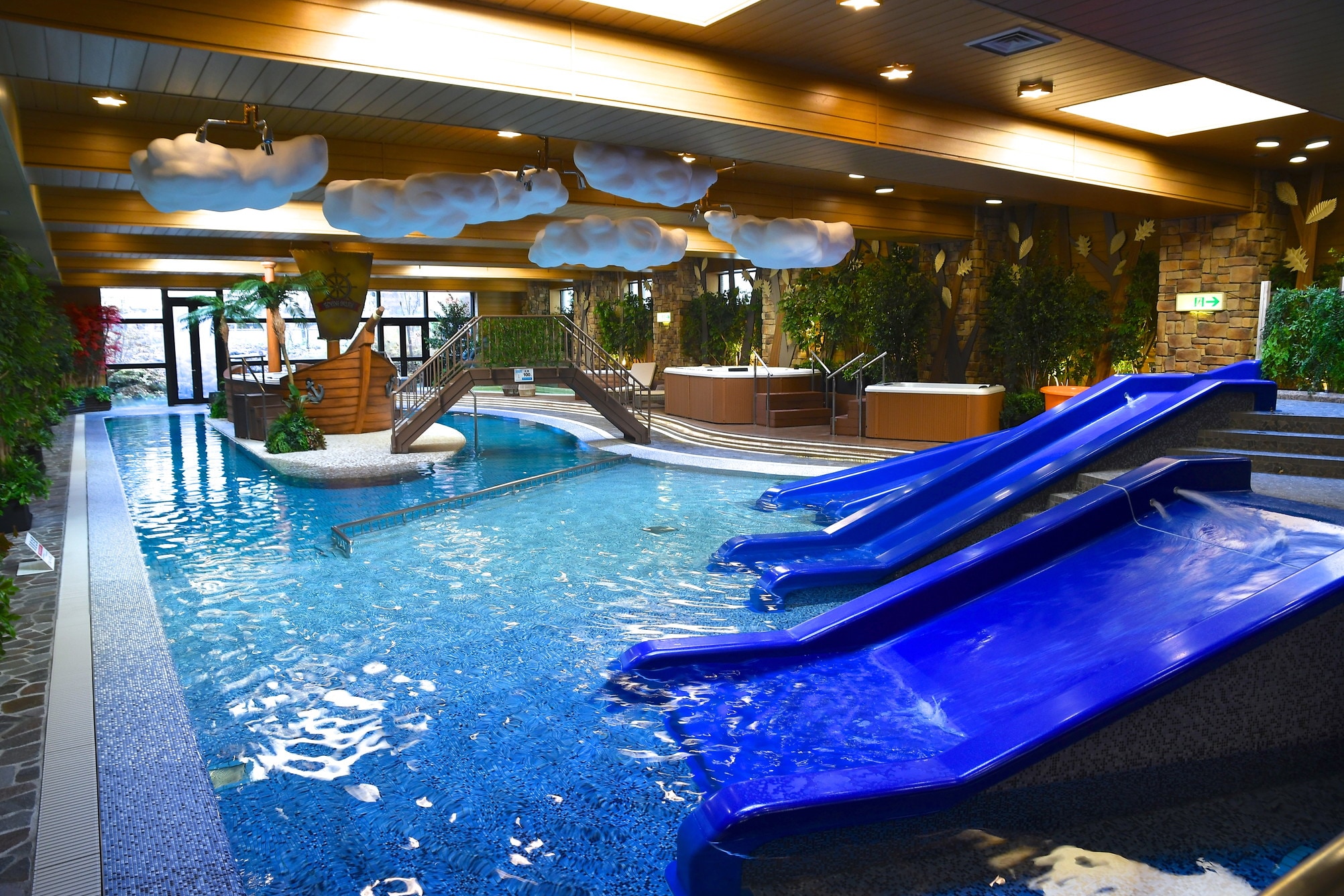 ・ Indoor heated pool "comori park"