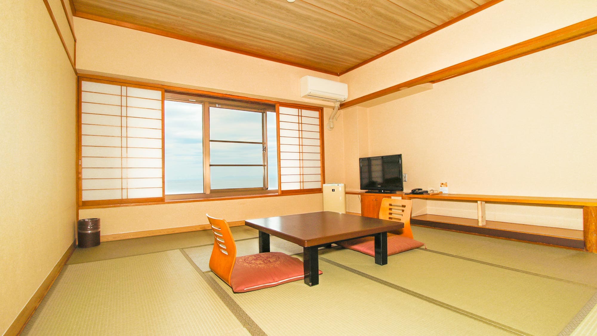 [Non-smoking] << With an indoor bath with a view of the sea >> Japanese-style room <10 tatami mats> / Capacity ~ 4 people