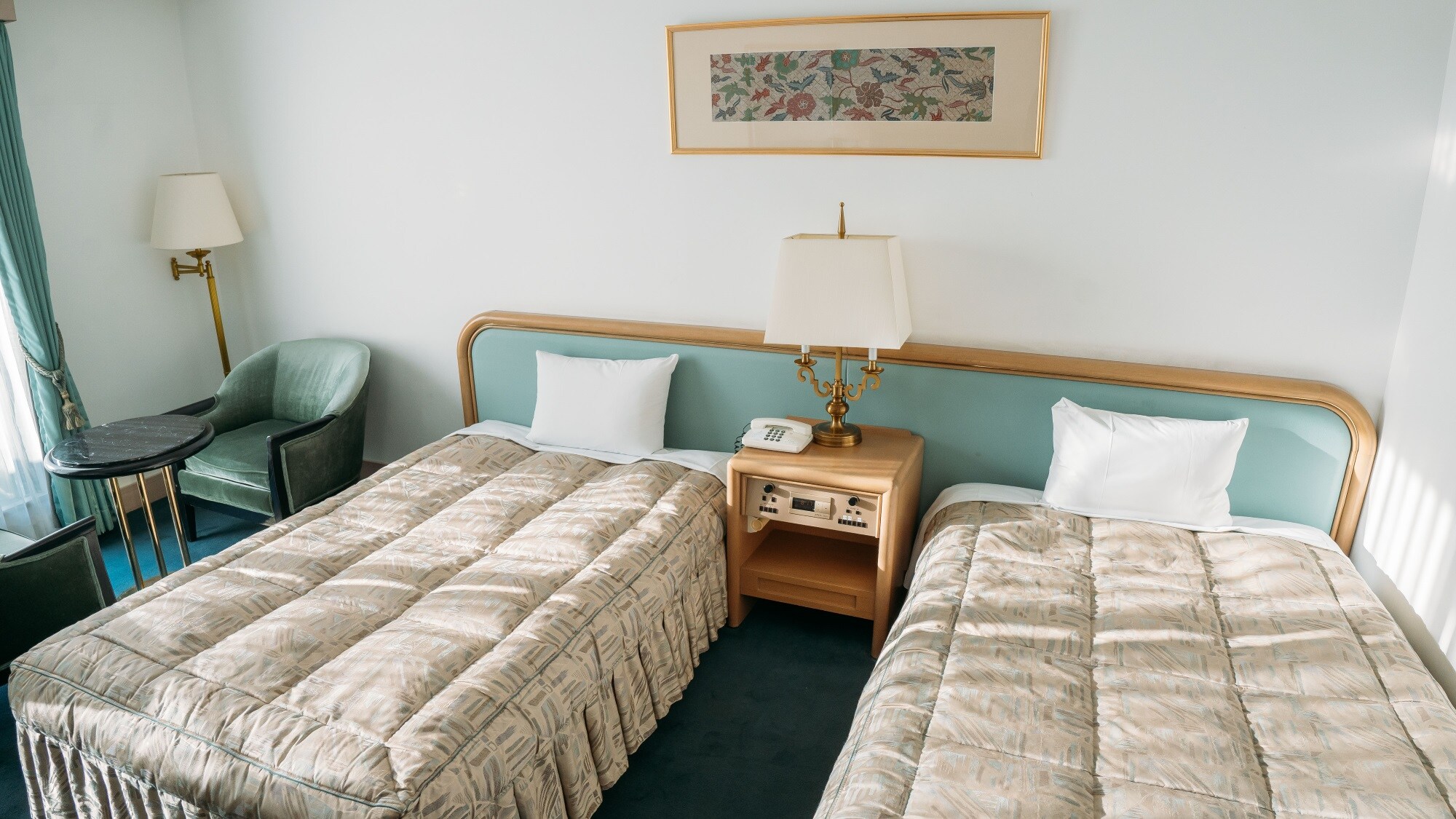 [標準雙床房] 配備兩張半雙人床（120 厘米）的寬敞客房。