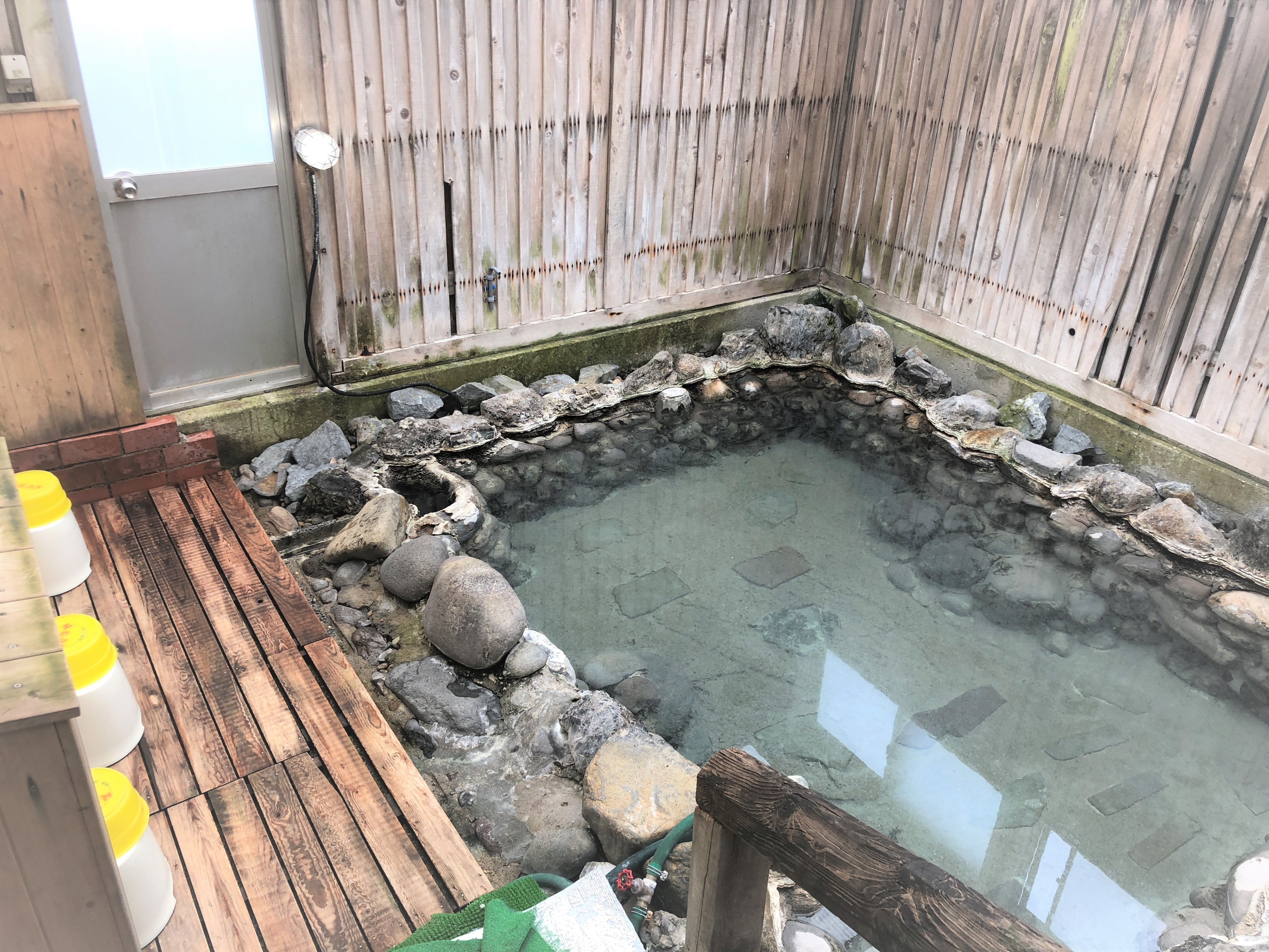 Hot springs flowing from the source spring-male semi-open-air bath-