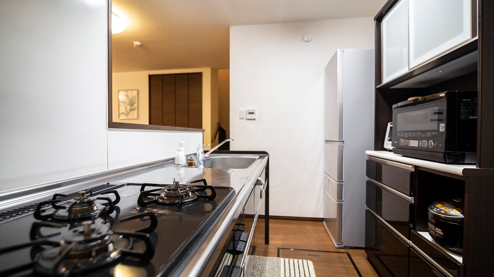 ・[Dapur] Dapur yang luas dengan kulkas besar. Pembelian bahan makanan dalam jumlah besar juga memungkinkan
