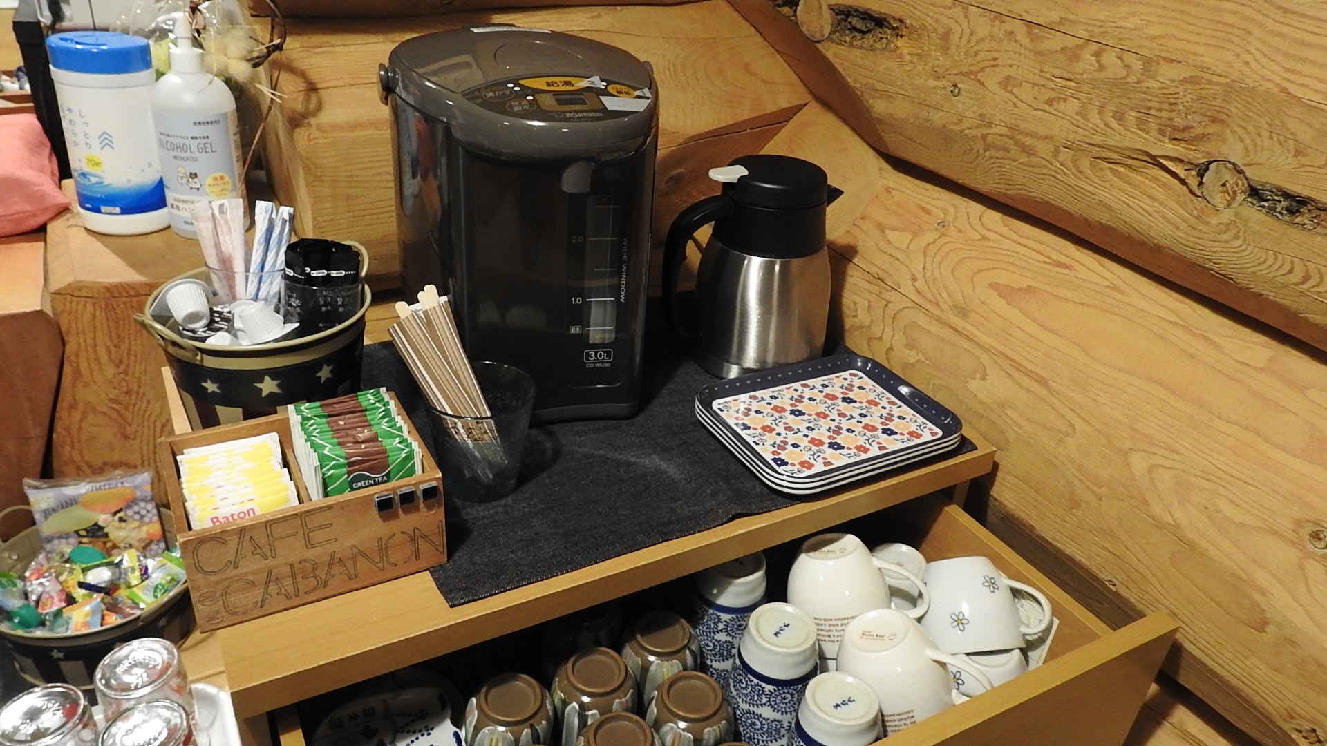 Free drinks corner where you can enjoy coffee, tea, black tea, etc.