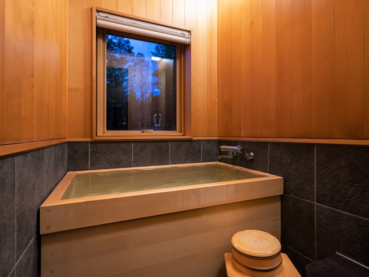 [Premium Japanese and Western rooms] The bathroom is equipped with a scented cypress bathtub, so please spend a relaxing time.