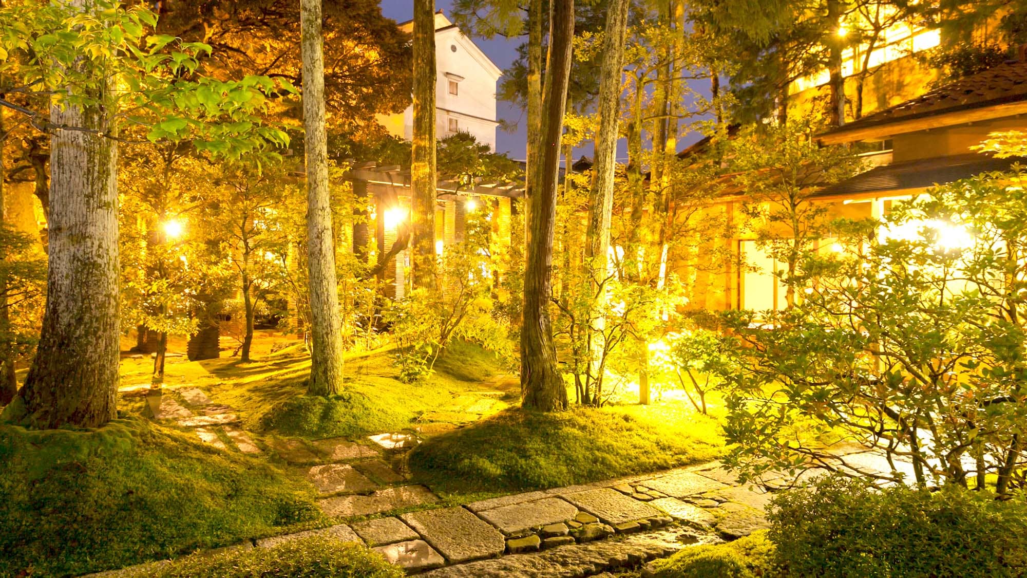 A Japanese garden related to Kobori Enshu with beautiful moss. It is lit up at night and you can take a walk.