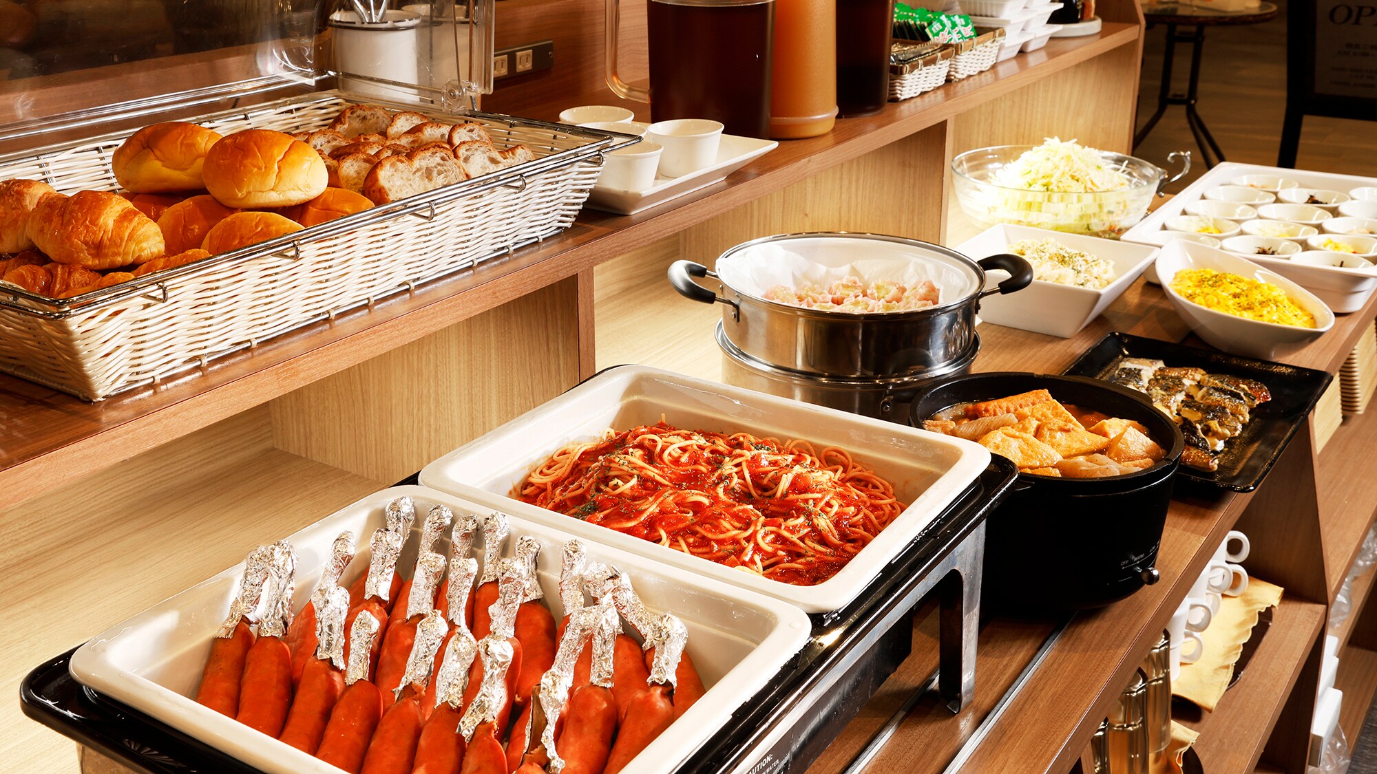 [Free breakfast] A special daily menu of Japanese, Western and Chinese dishes. You'll have to wait and see what's served that day.