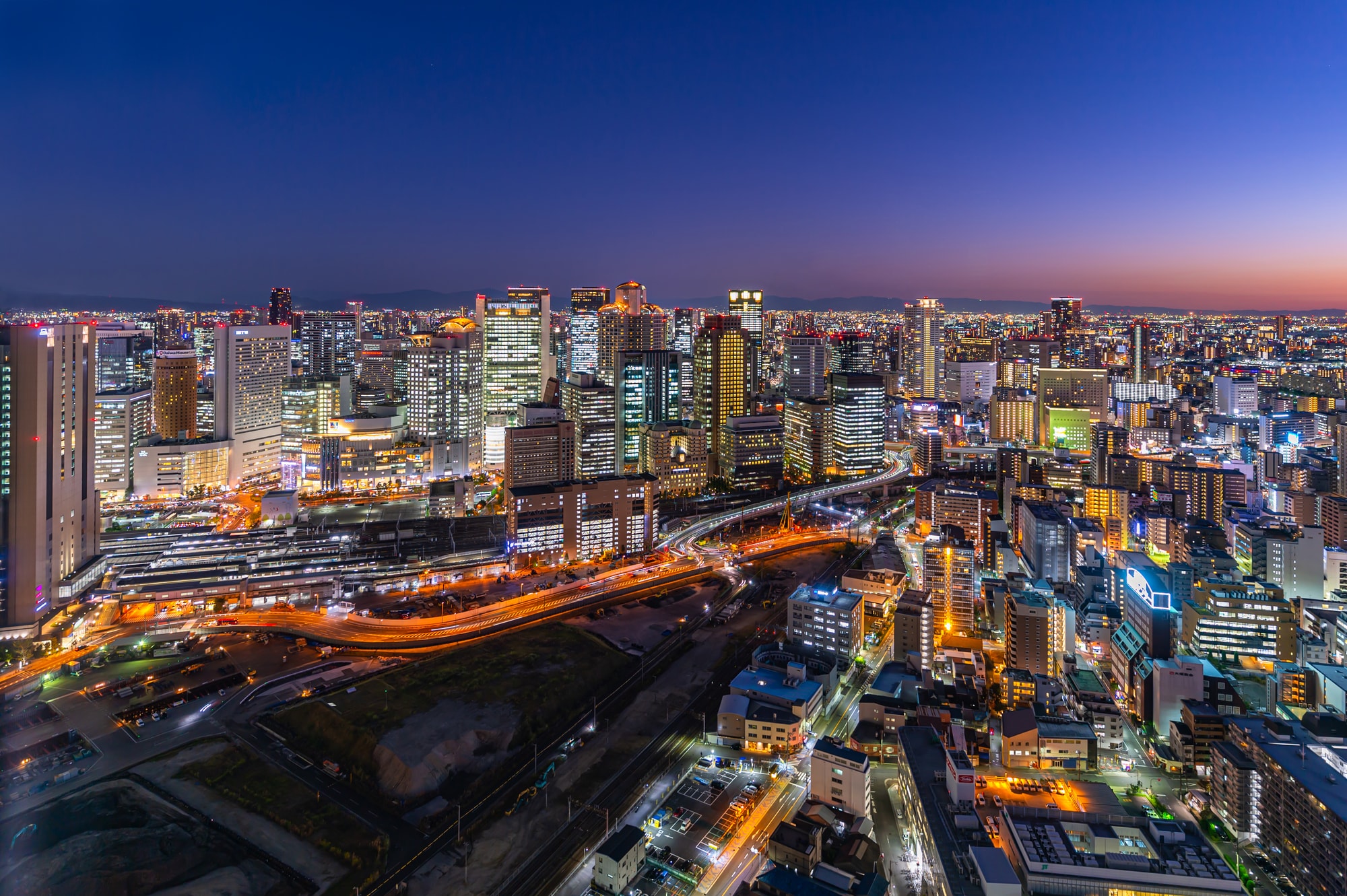 從梅田藍天大廈俯瞰大阪市的夜景