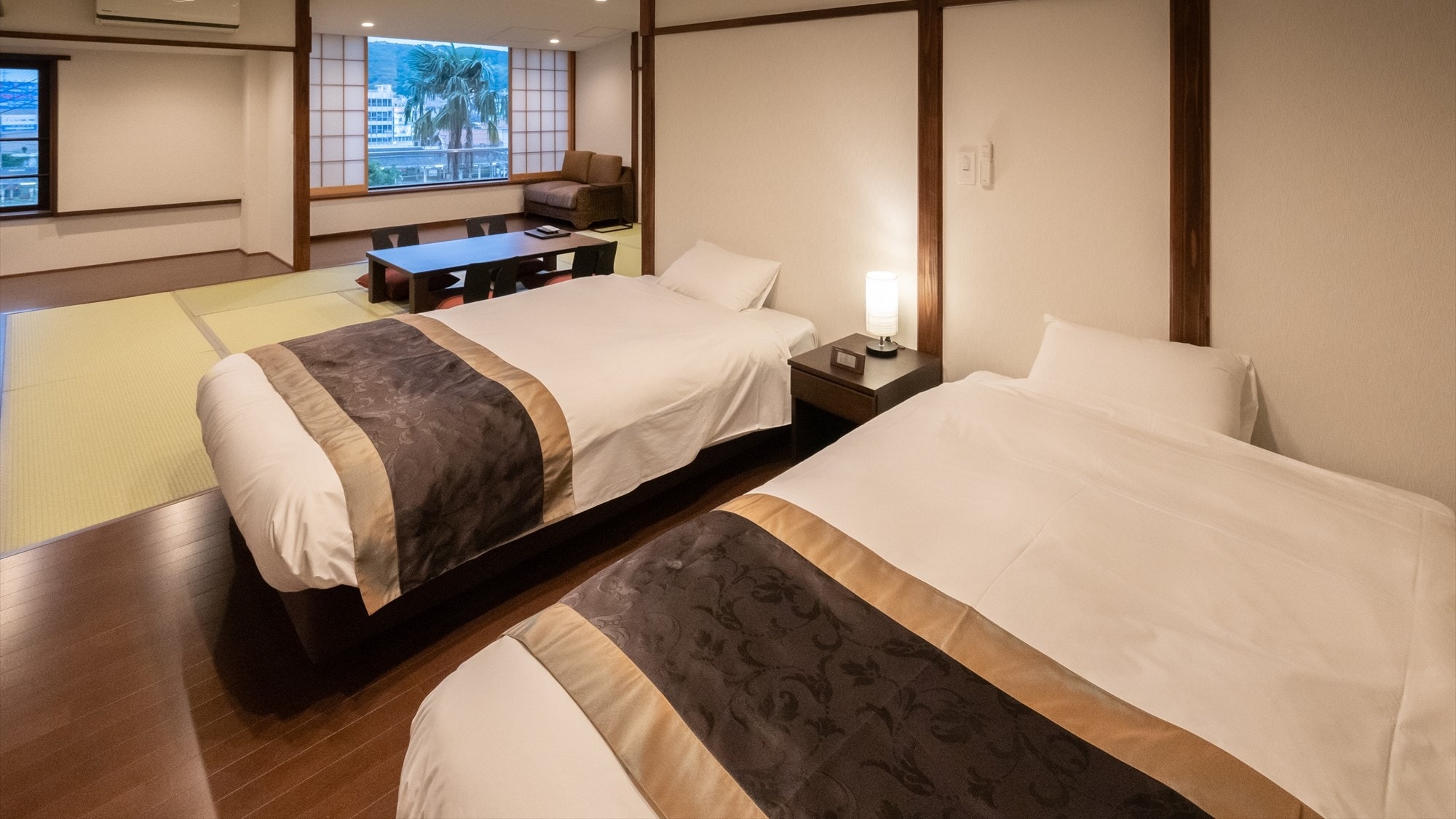 【바다 쪽 노천탕이있는 일본과 서양식 방 10 다다미 + 트윈 침실】 일본식 방에 침실이있는 방.