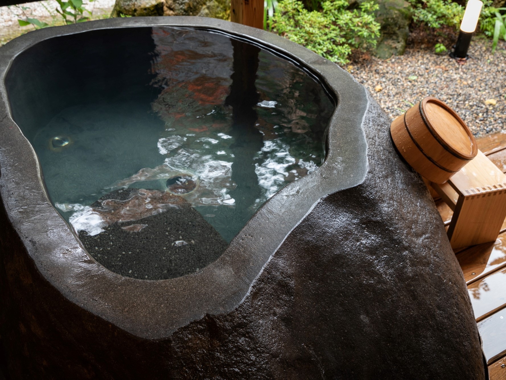 [YAMAGATA 03] An open-air bath with a hollowed out Zao stone in the garden. Enjoy the effective hot springs of Akayu while loving the small garden