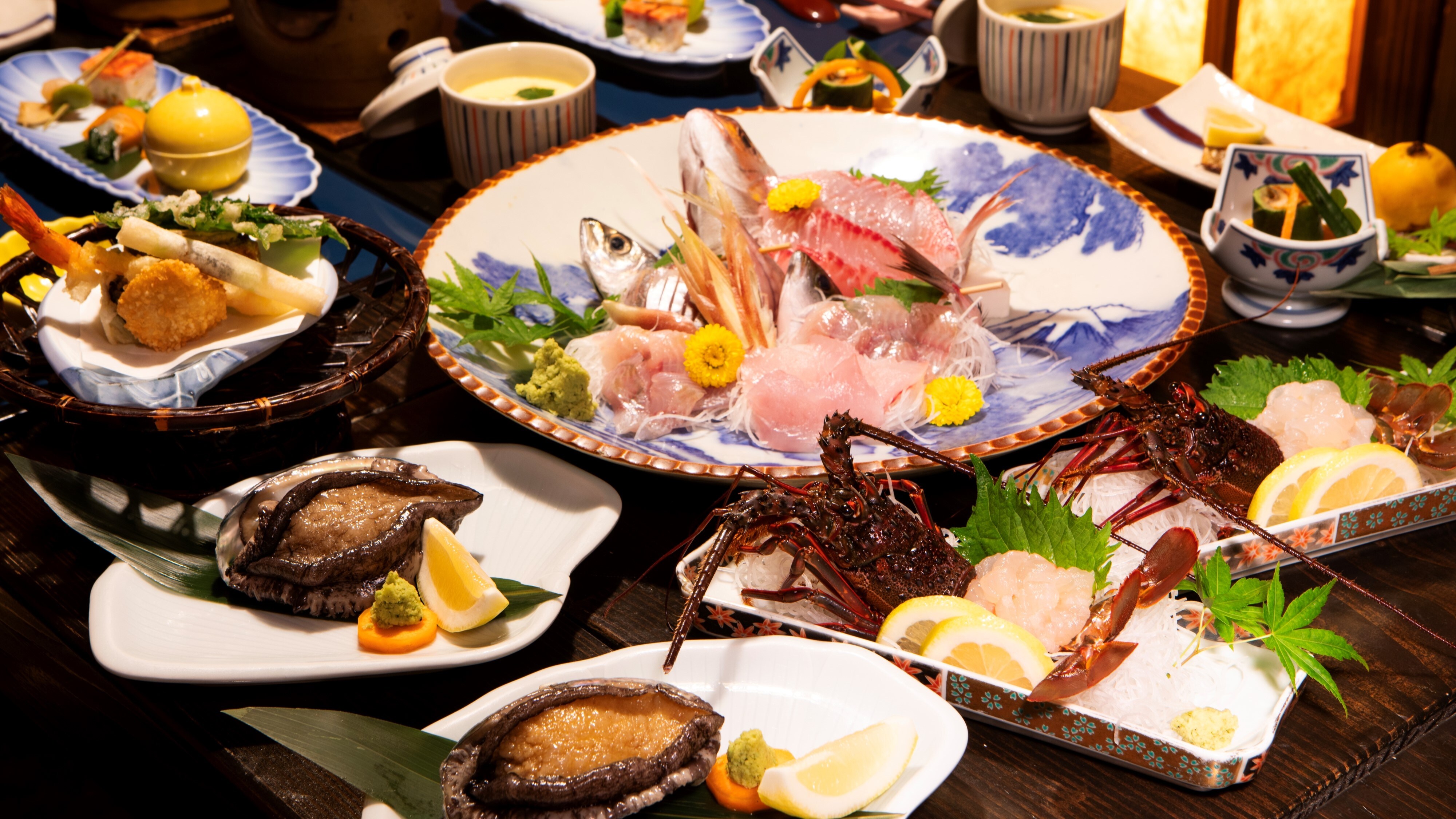 [Plan with spiny lobster and abalone] Two of Izu's great flavors come together