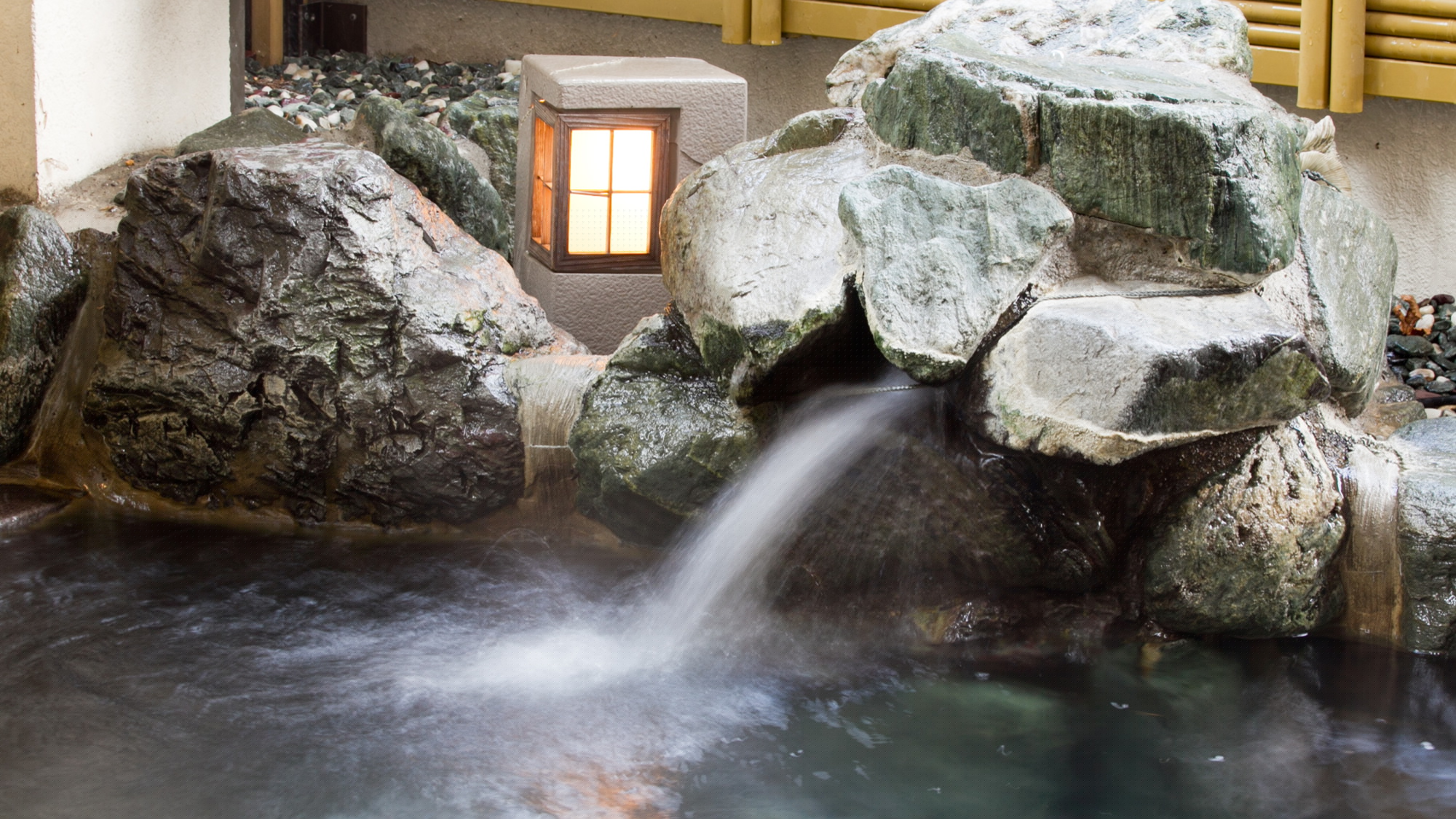 "The sacred spring that cures 40,000 diseases" A mild, simple hot spring