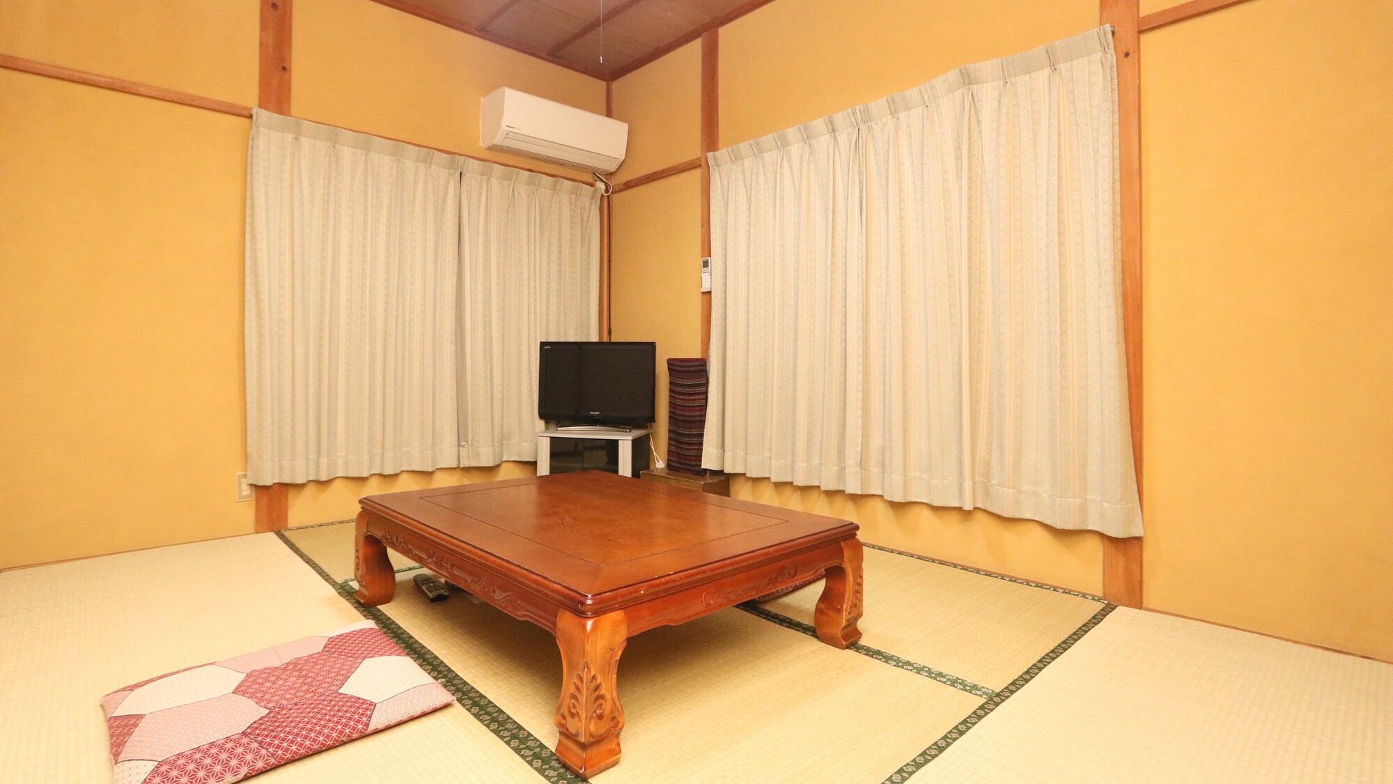 Japanese-style room with no view - you can stay here for less than usual