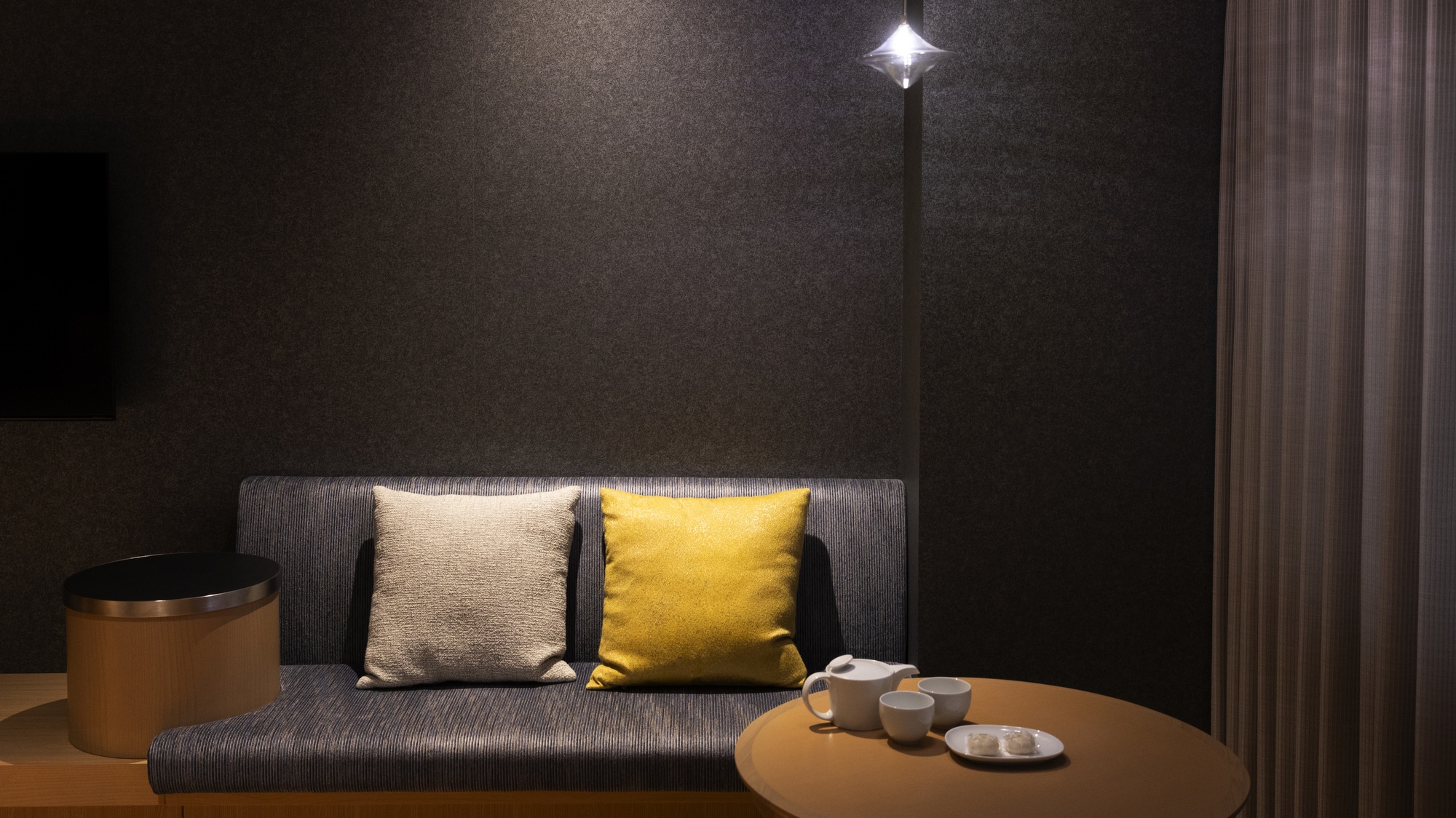 【슈페리어 트윈】소파나 테이블도 있어, 방내에서의 휴식 공간을 확보