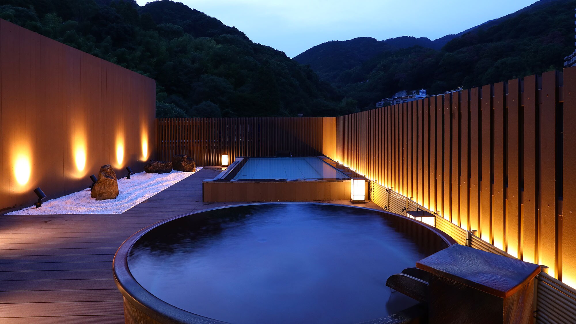 Open-air observation bath: A nighttime hot spring where you can soak while watching the stars and moon