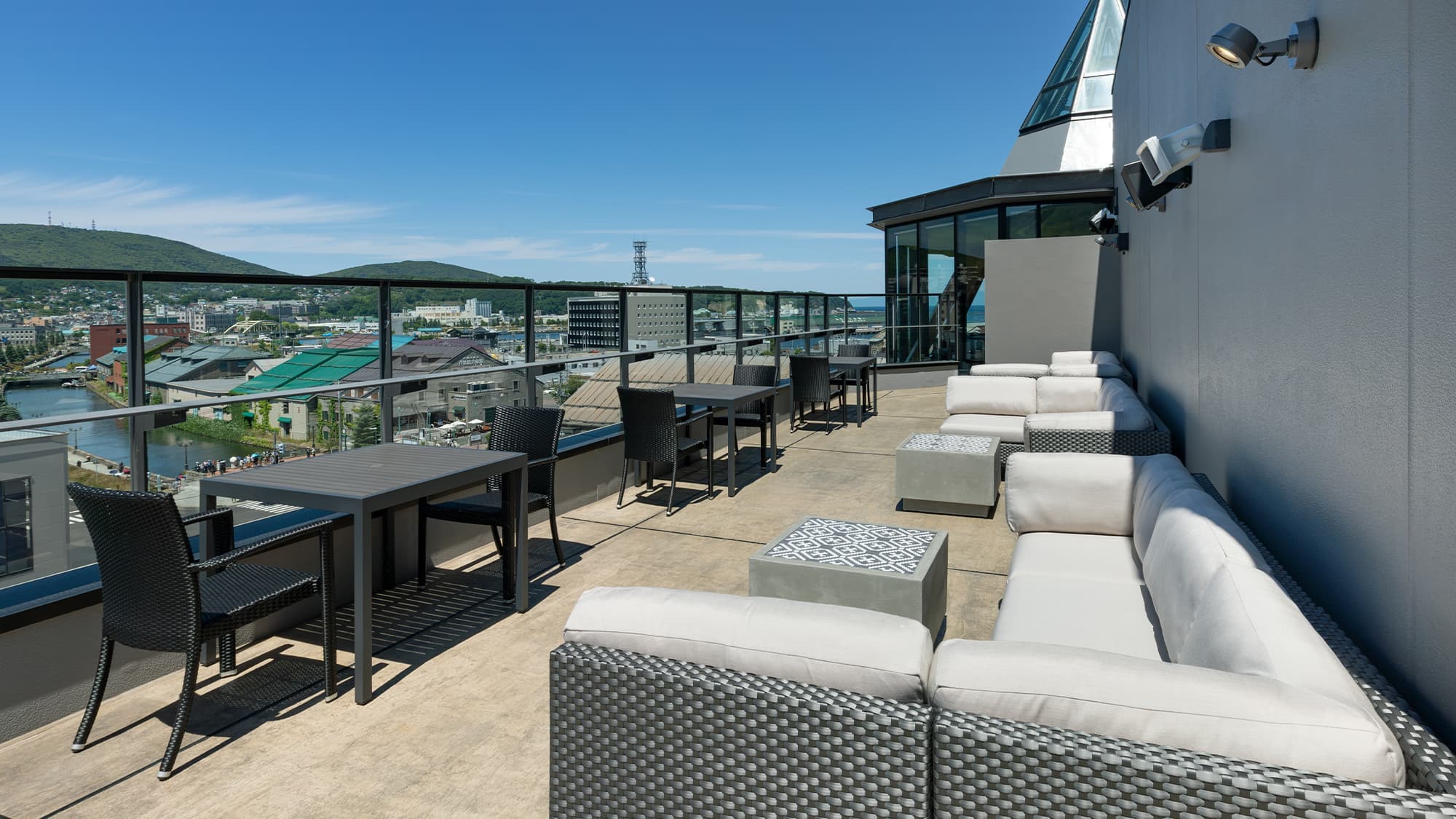 [Rooftop Bar] (6th floor) A rooftop bar with a motif of Otaru's lighthouse. At night, the atmosphere is glamorous.