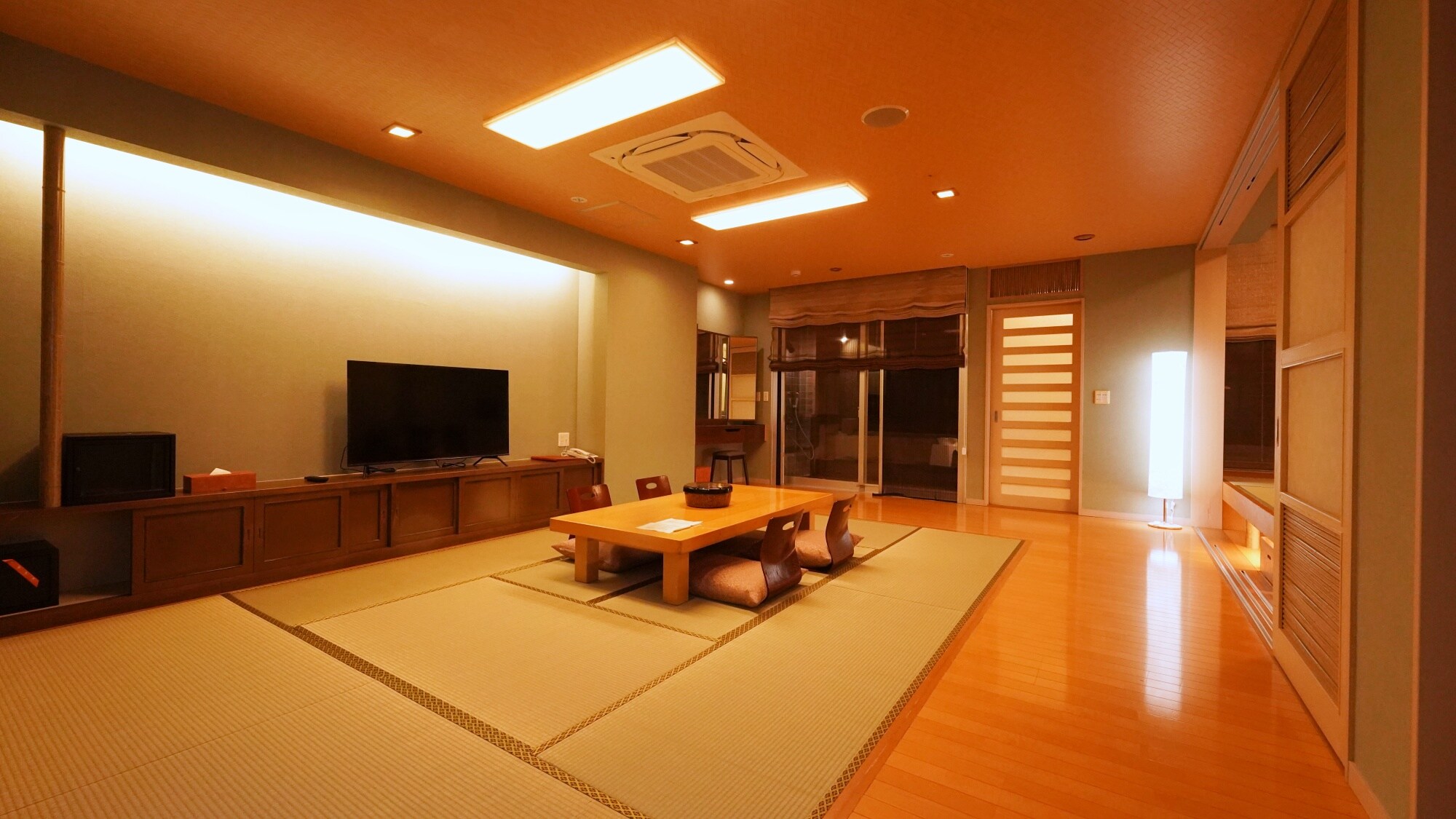 Special room: Japanese-Western style room, 120 square meters (with open-air bath)