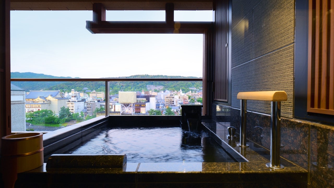 Kamogawa Double: An indoor open-air bath filled with rare natural hot springs