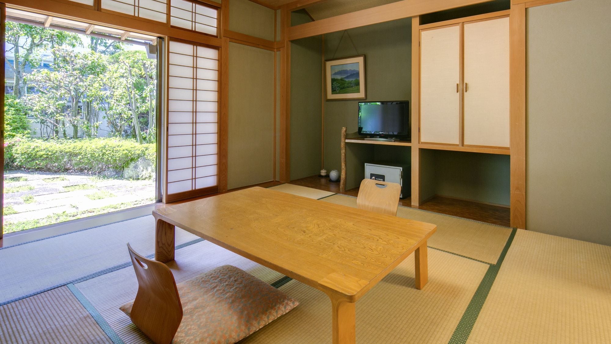 An example of a standard Japanese-style room (8-14 tatami mats) with Wi-Fi