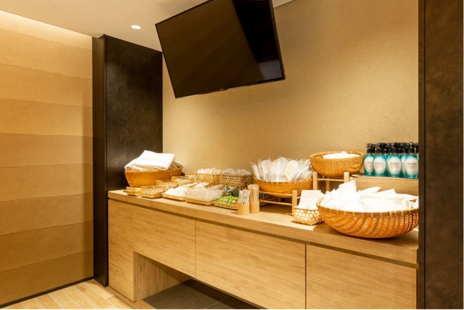 Free amenity corner (lobby)