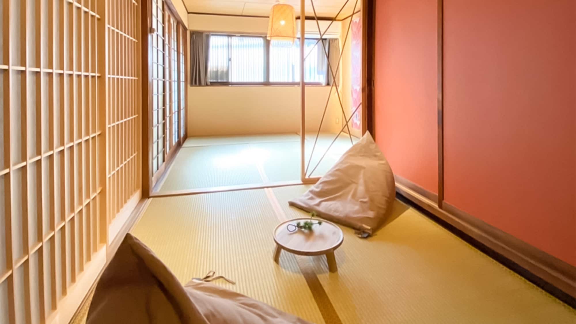 ・＜1F Japanese-style room＞Spacious and perfect for group trips.